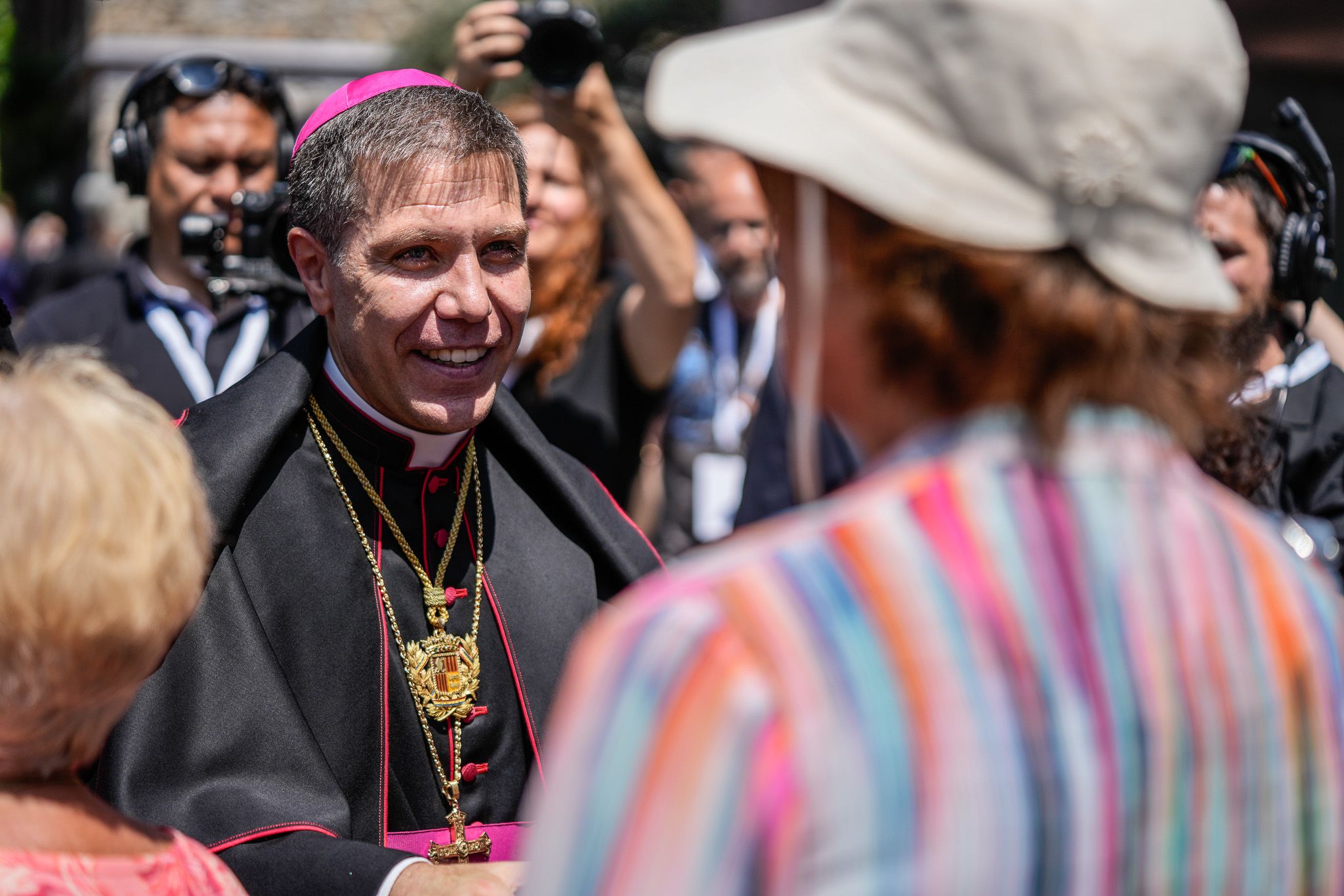 Serrano saludant assistents a l'acte. Serrano saludant assistents a l'acte.