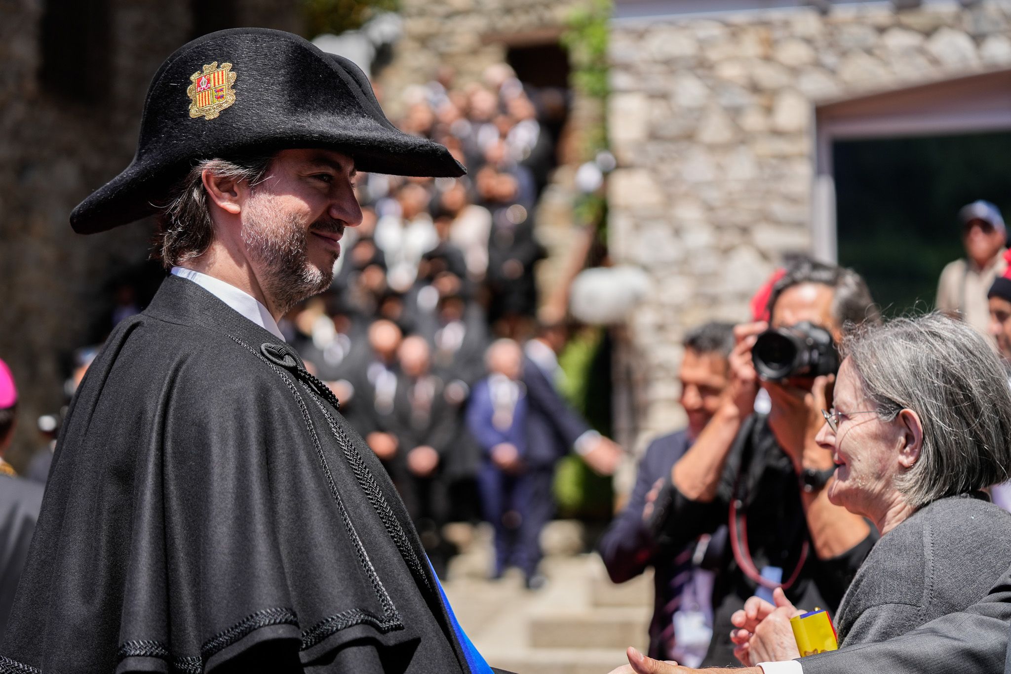 El síndic saludant també al públic. El síndic saludant també al públic.