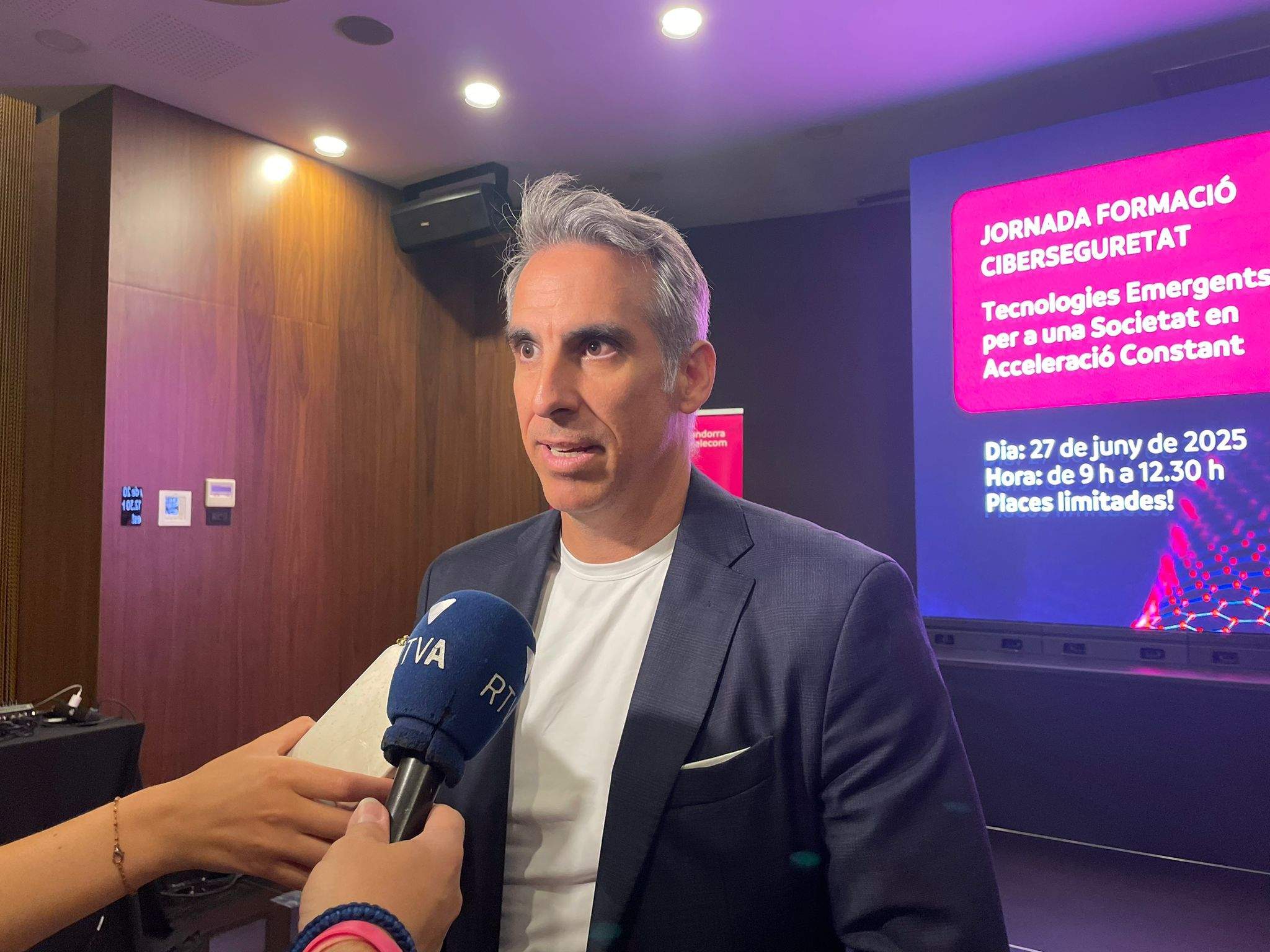 Marquina atén els mitjans durant una pausa de la jornada.