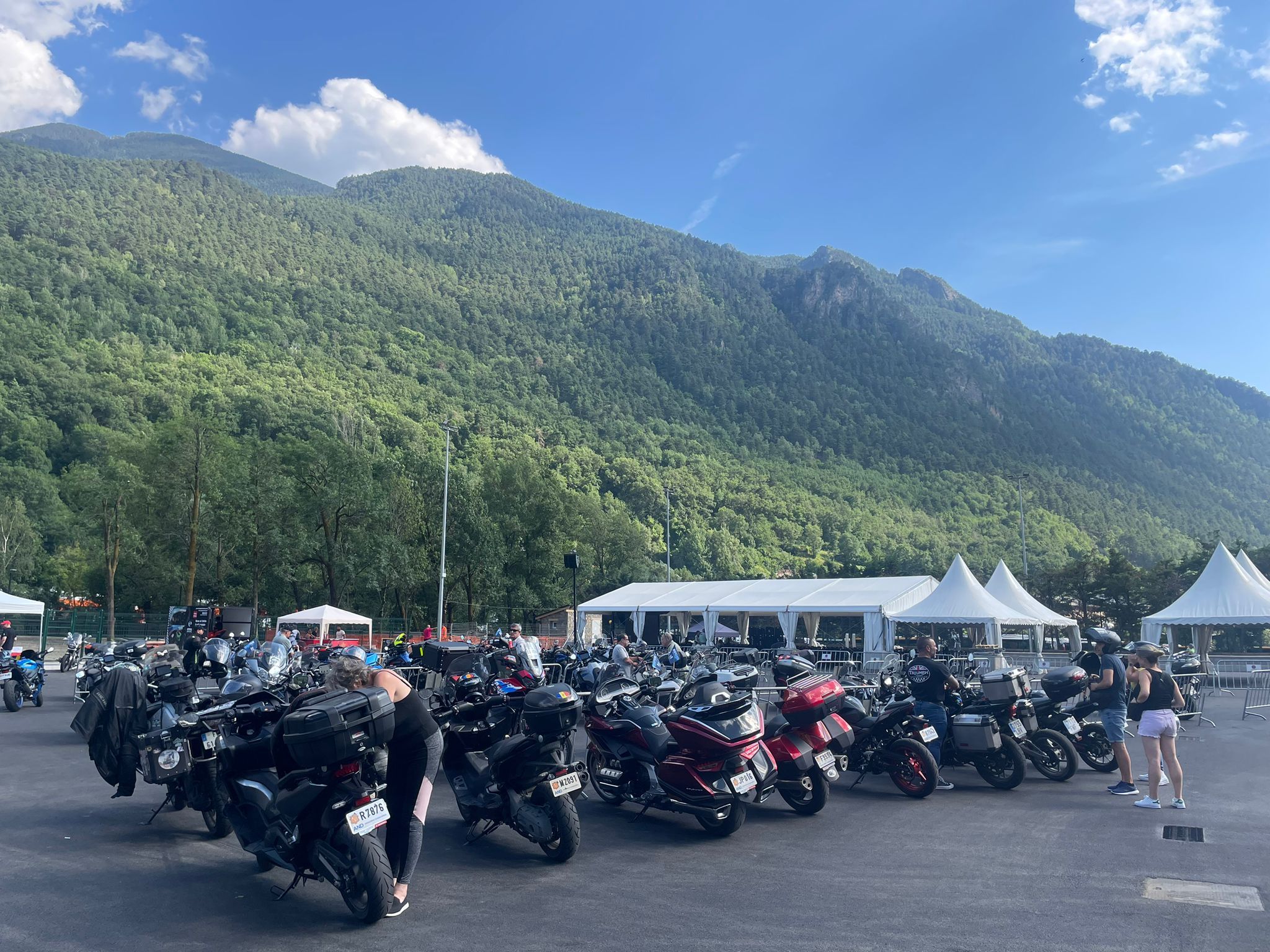El nou pàrquing de Canrodes ple de motos amb motiu de la celebració de la fira Motand.