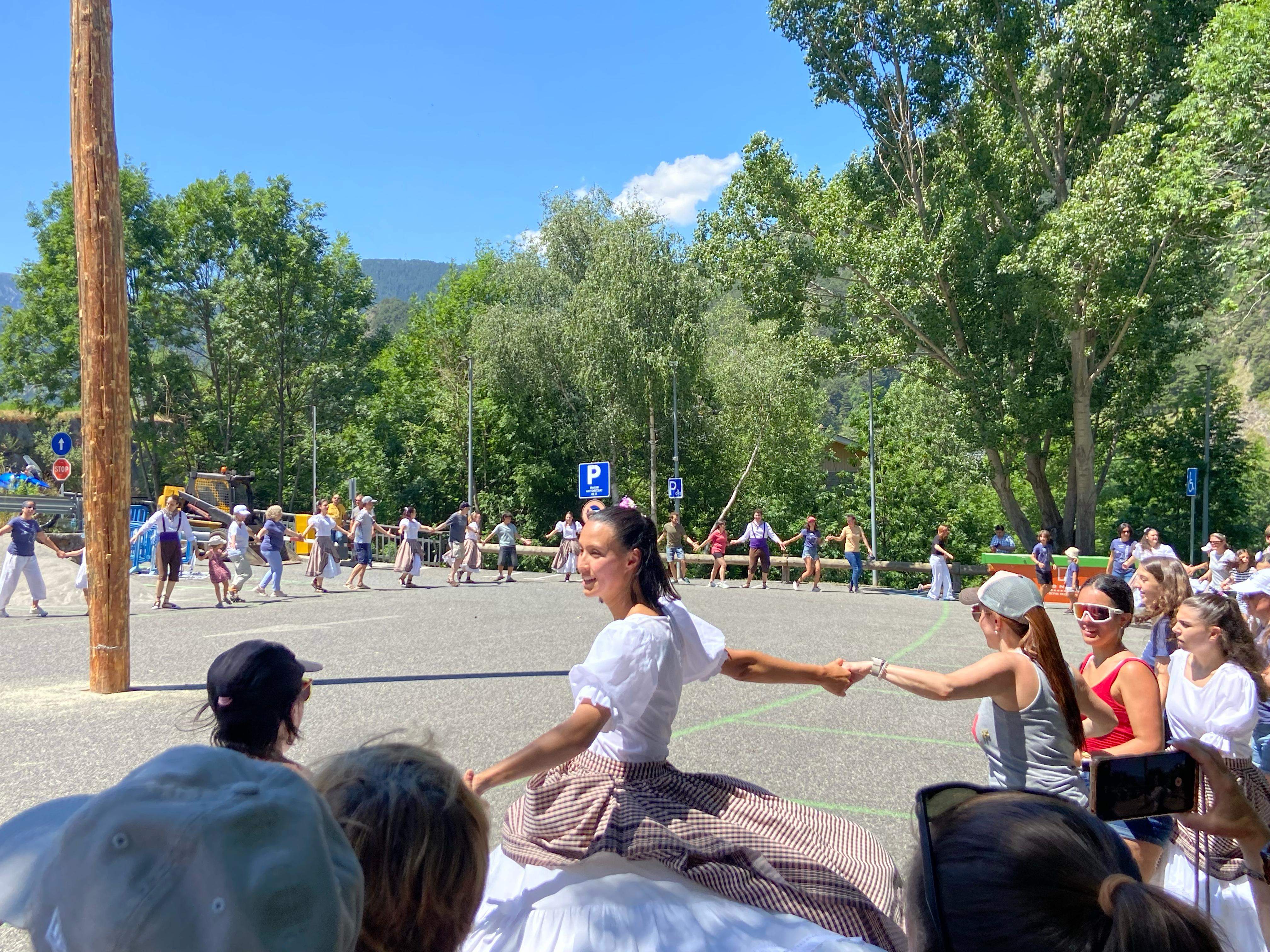 Integrants de l'Esbart, barrejats amb ciutadans d'Ordino.