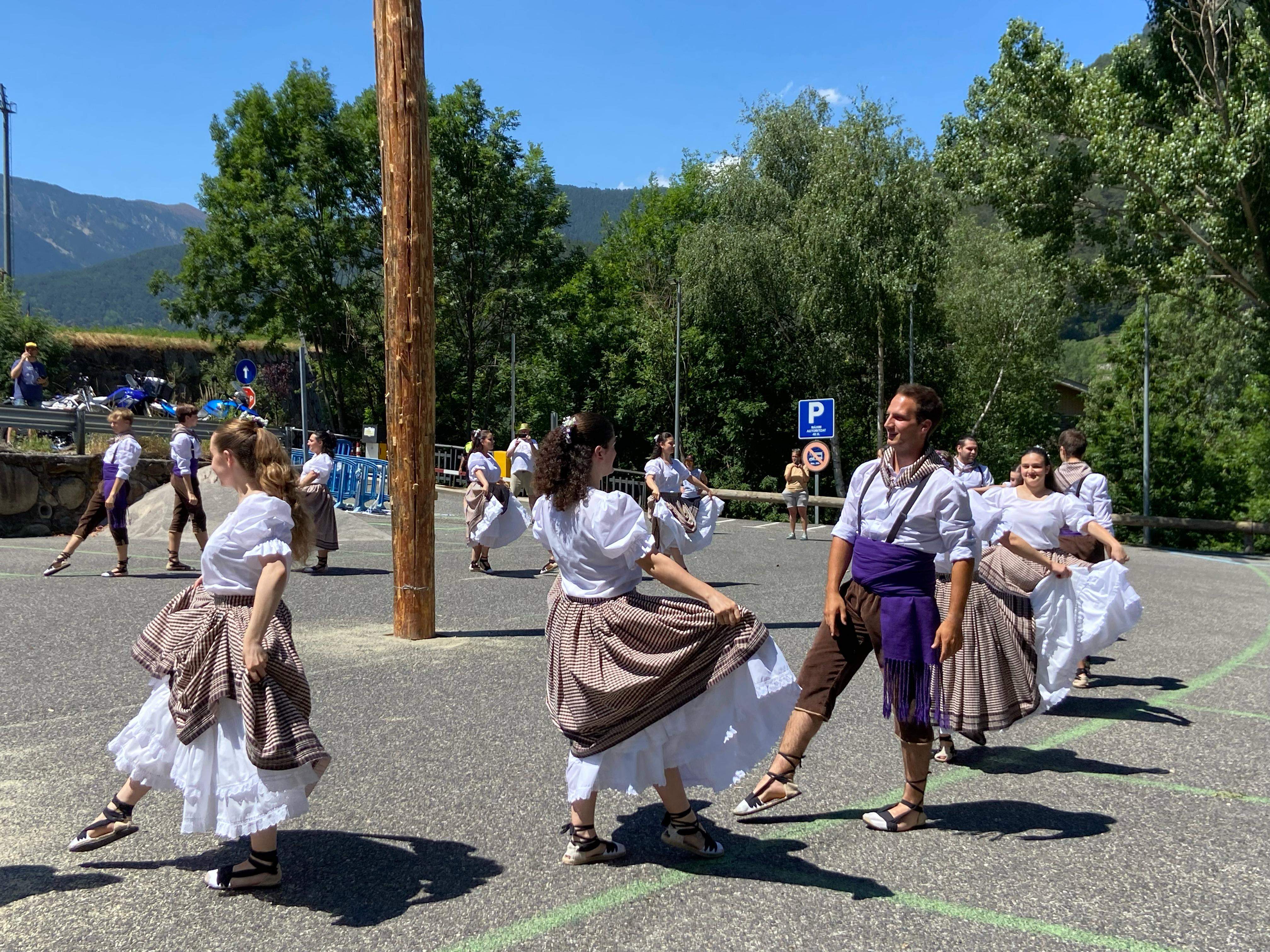 L'esbart ha actuat durant la primera part del ball.