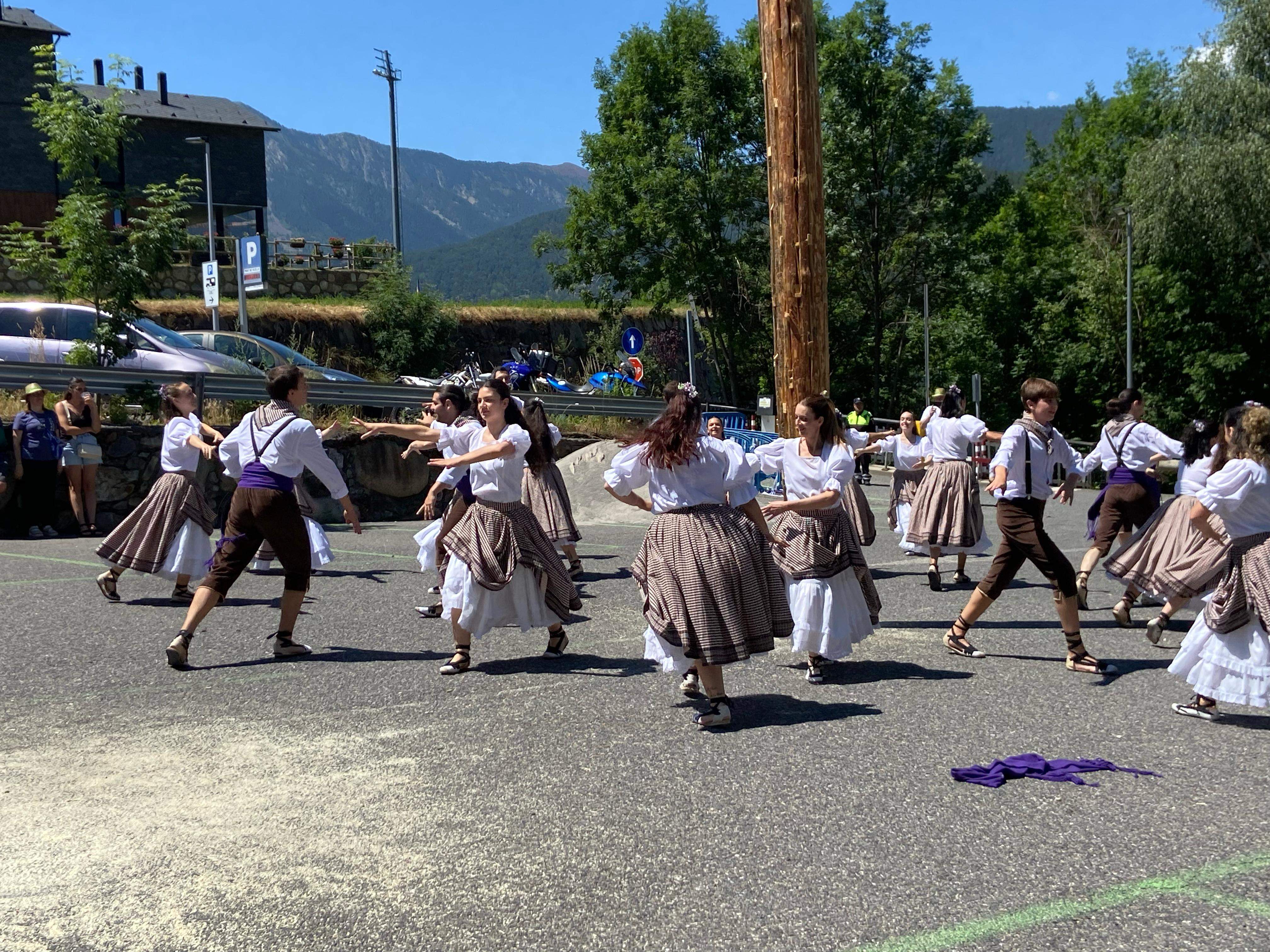 Imatges del ball de l'esbart ordinenc. 