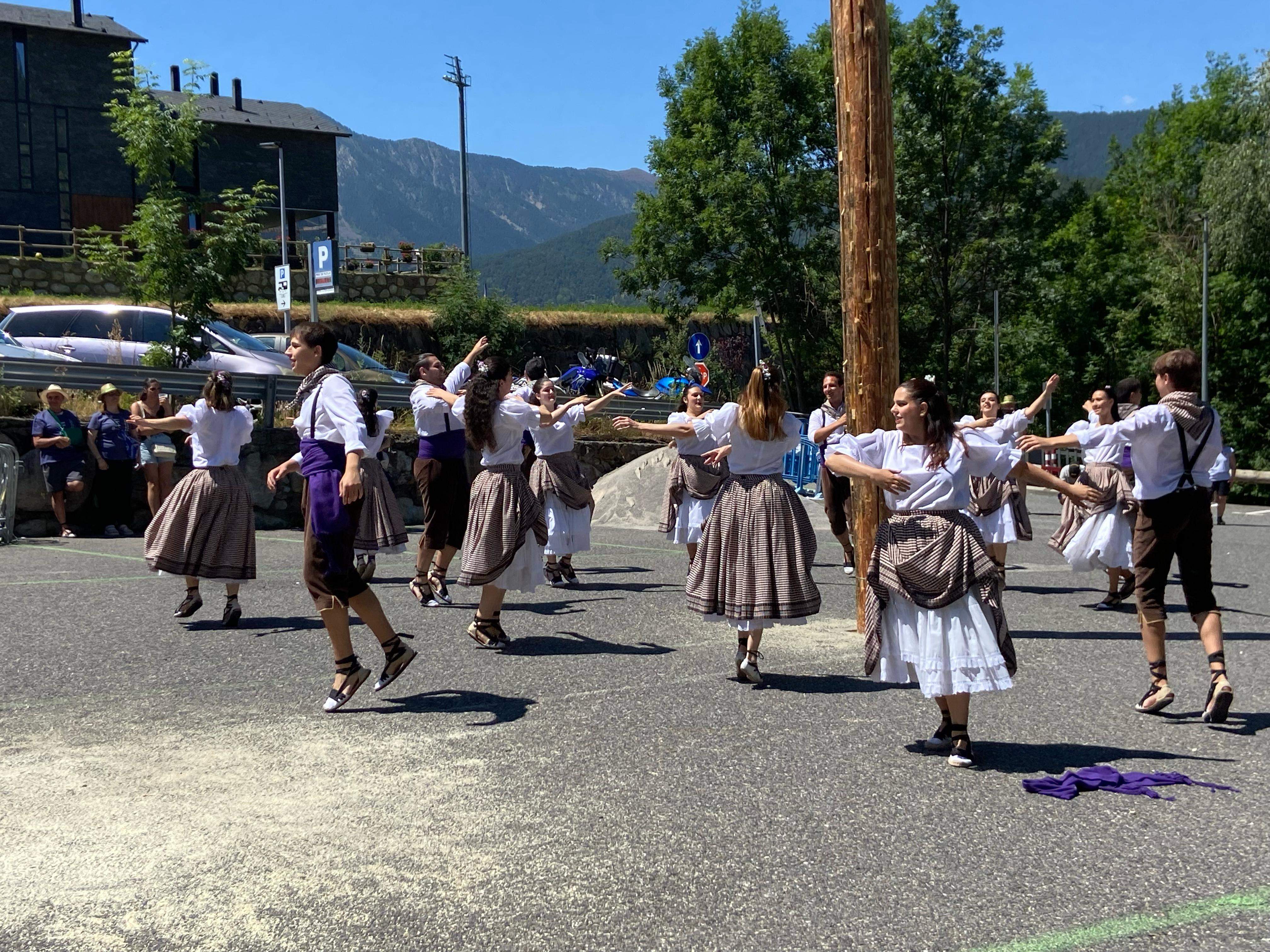 Tots dansant al voltant del mai.