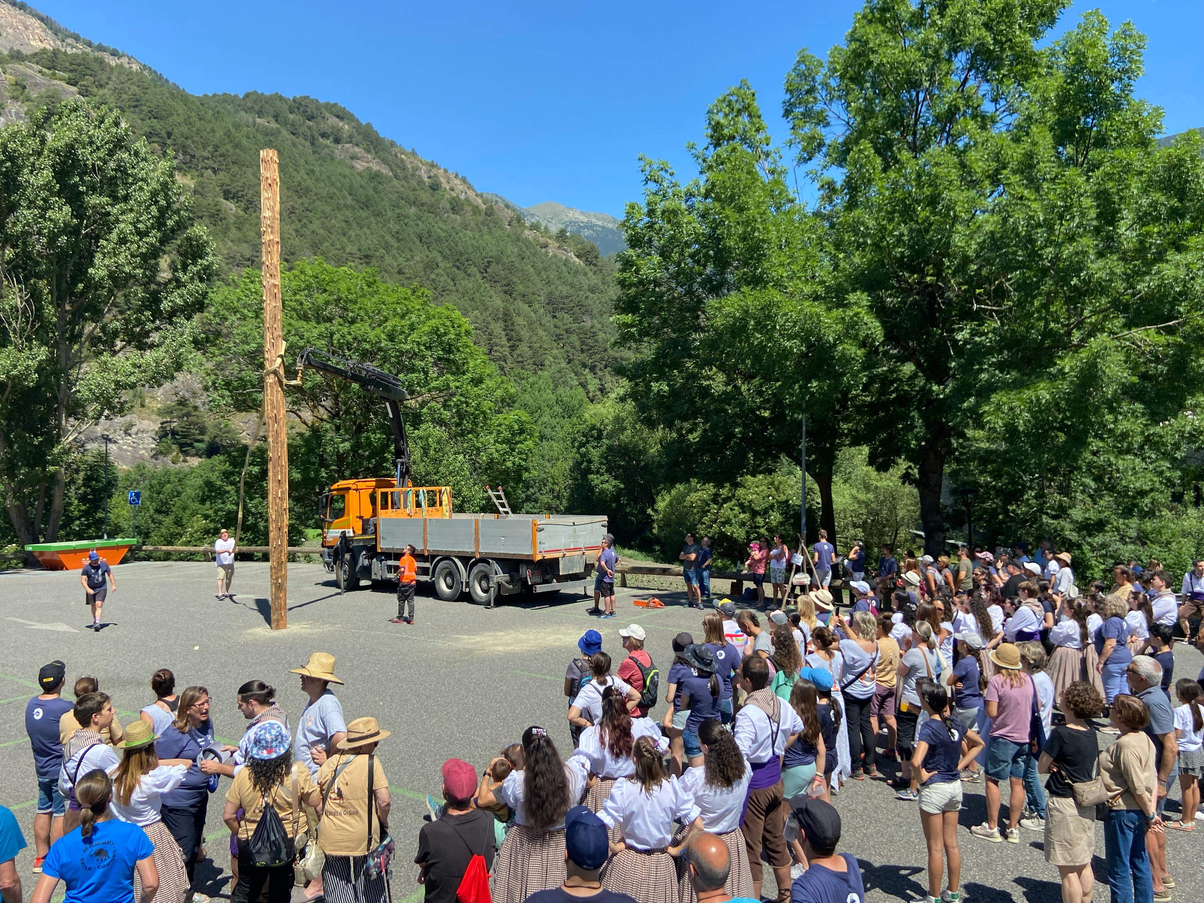 Tothom expectant la plantada del mai, prèvia a la dansa.