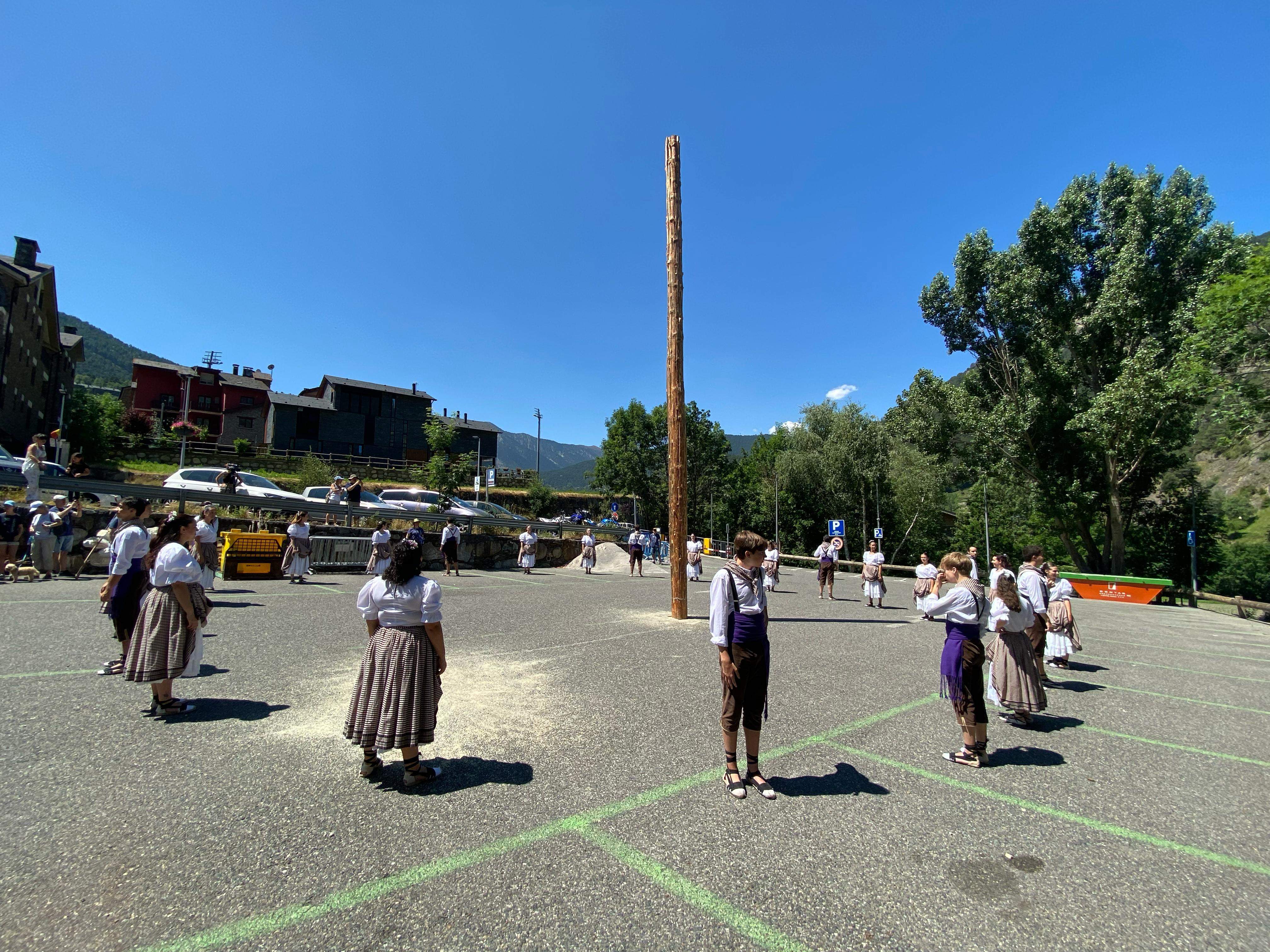 L'Esbart Valls de Nord, llest per començar la dansa.