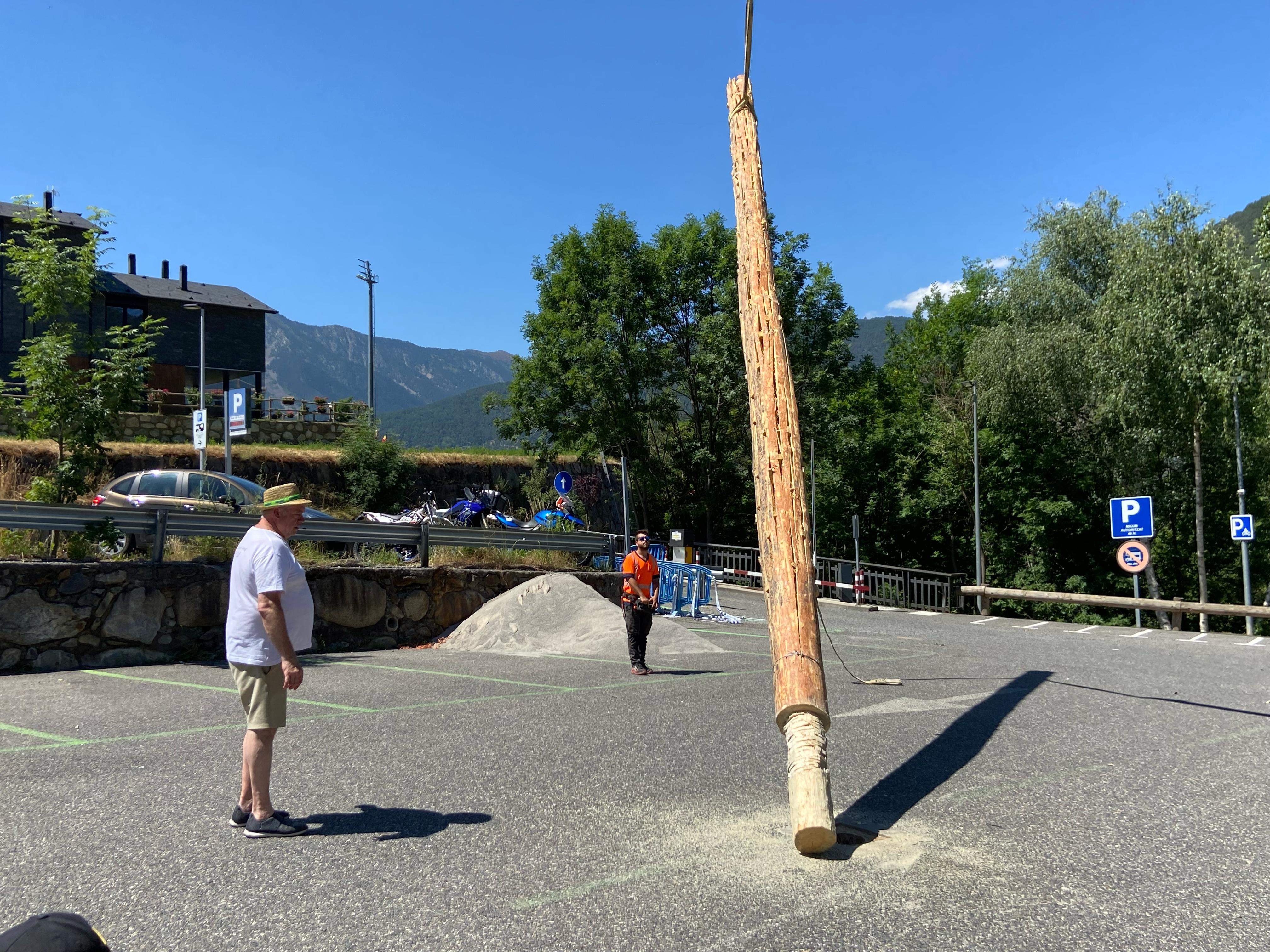 El mai, a punt de ser col·locat amb l'ajuda d'una grua. 