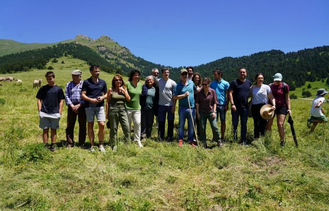 Membres del comú de la Massana i de Govern amb les vaqueres i el bestiar boví al fons, a Setúria. Membres del comú de la Massana i de Govern amb les vaqueres i el bestiar boví al fons, a Setúria.