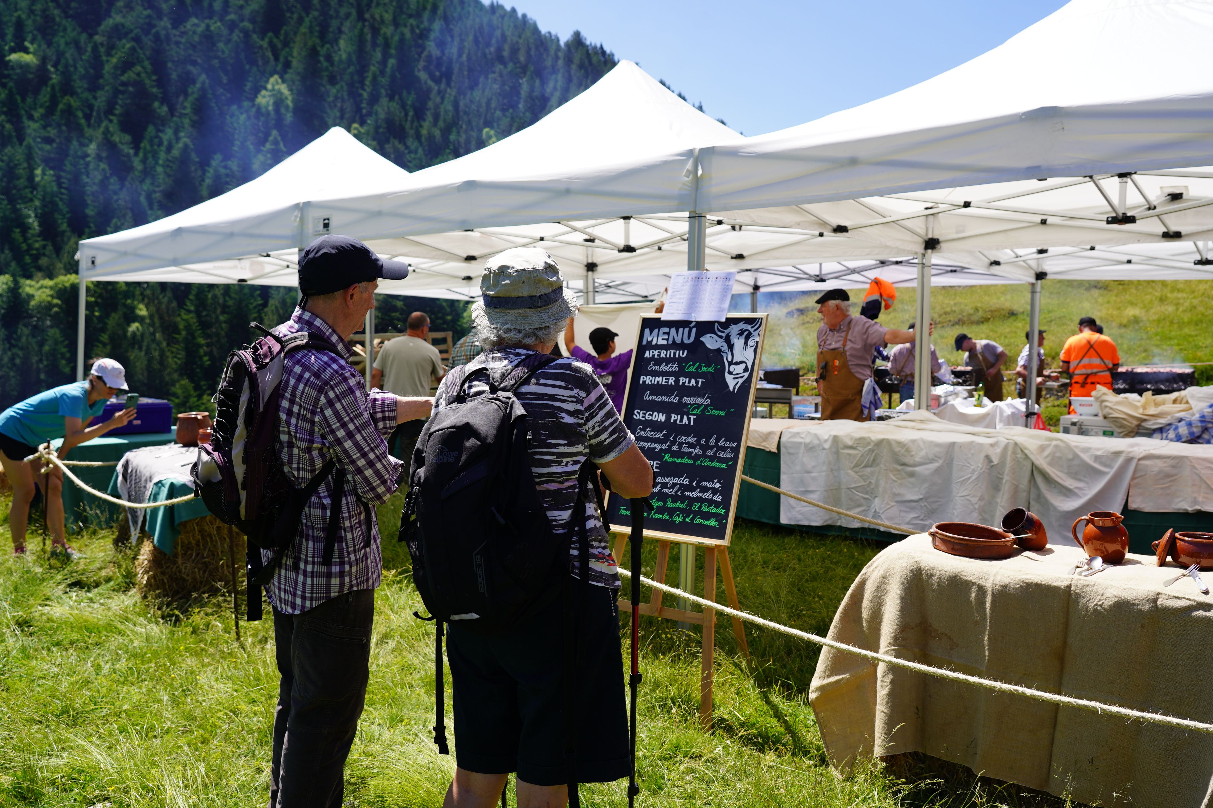 Mirant el menú del dinar popular. Mirant el menú del dinar popular.