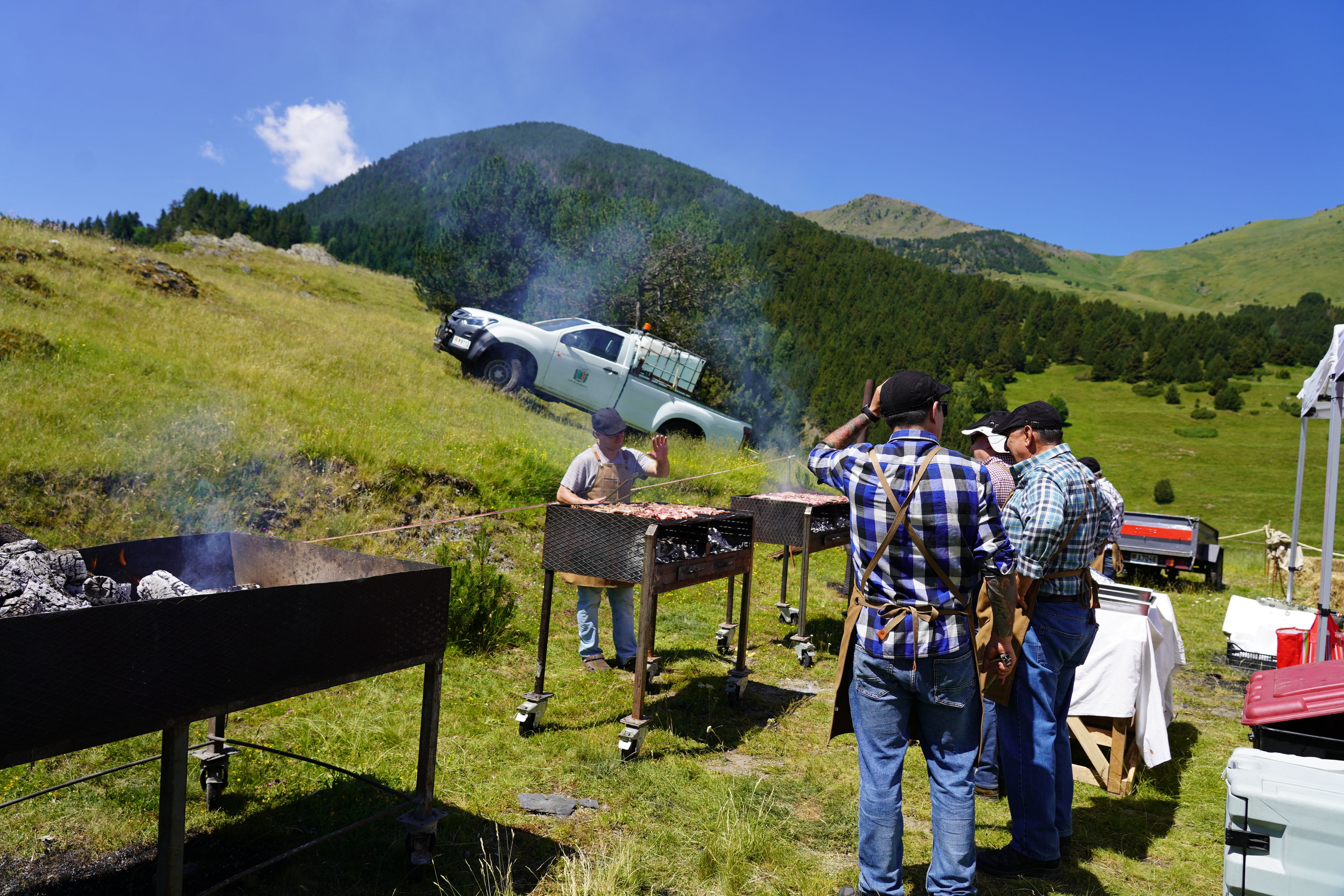 Fent la barbacoa. Fent la barbacoa.