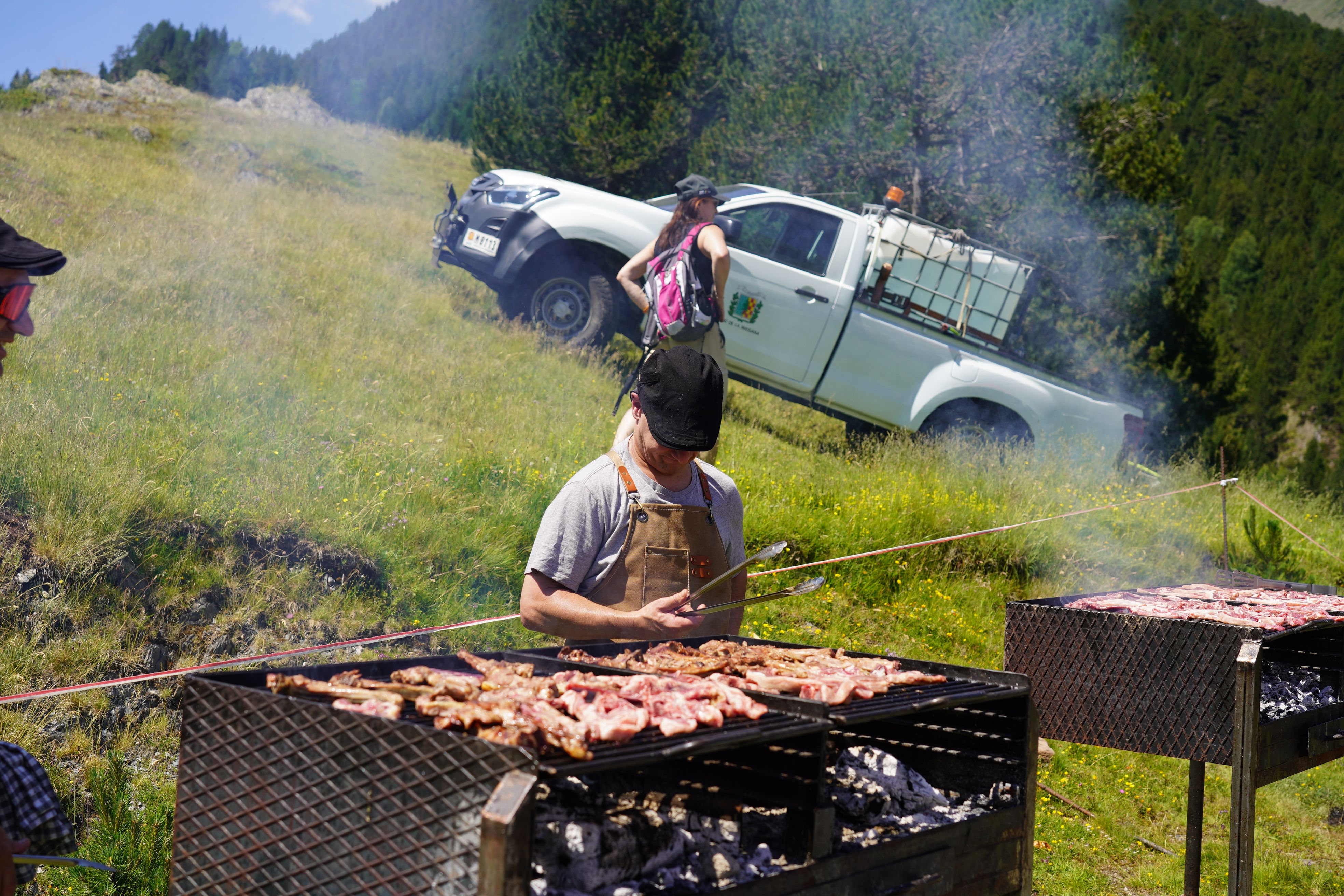 Fent la barbacoa del dinar popular. Fent la barbacoa del dinar popular.