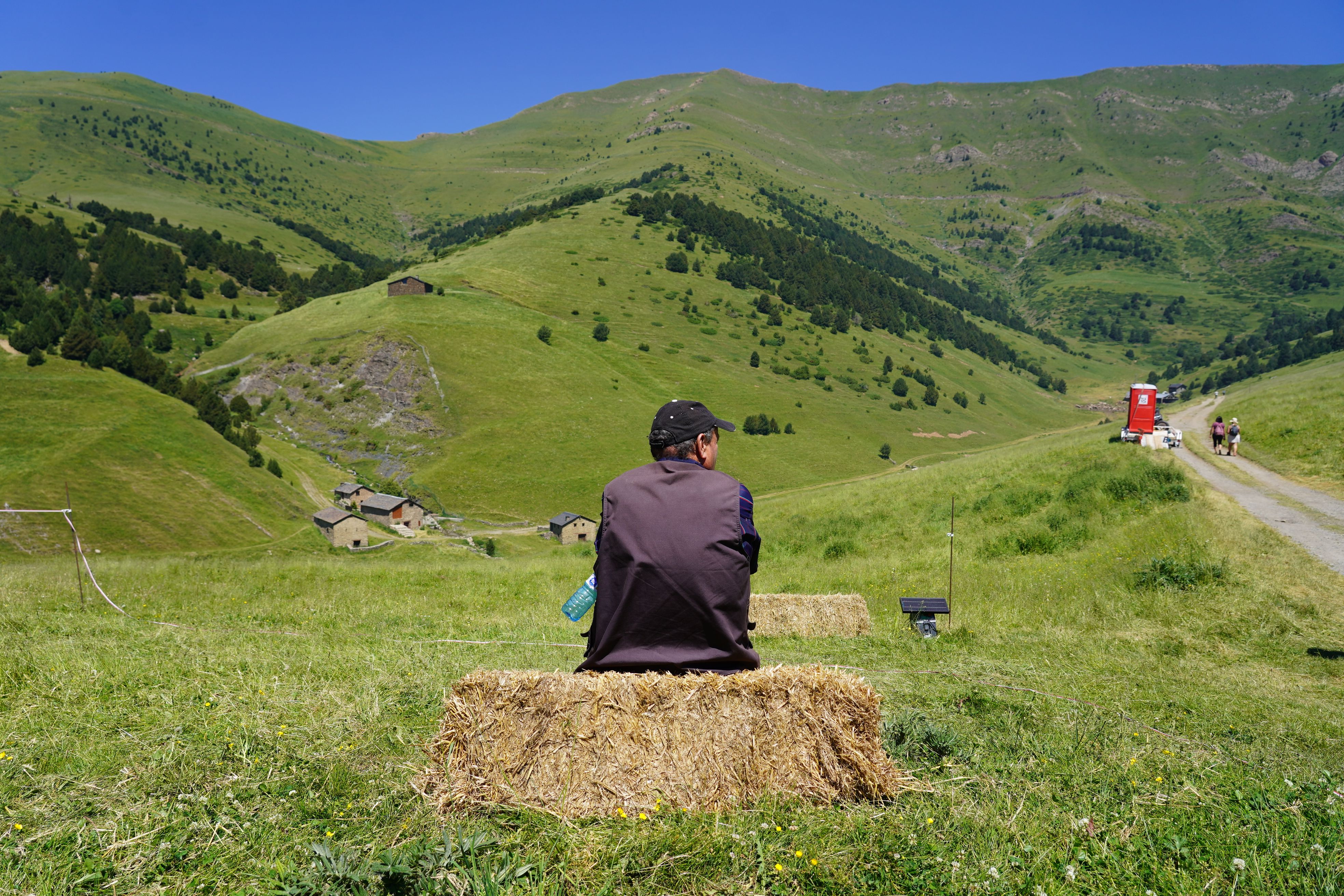 En Gil, el germà de la Rosa, observant el paissatge. En Gil, el germà de la Rosa, observant el paissatge.