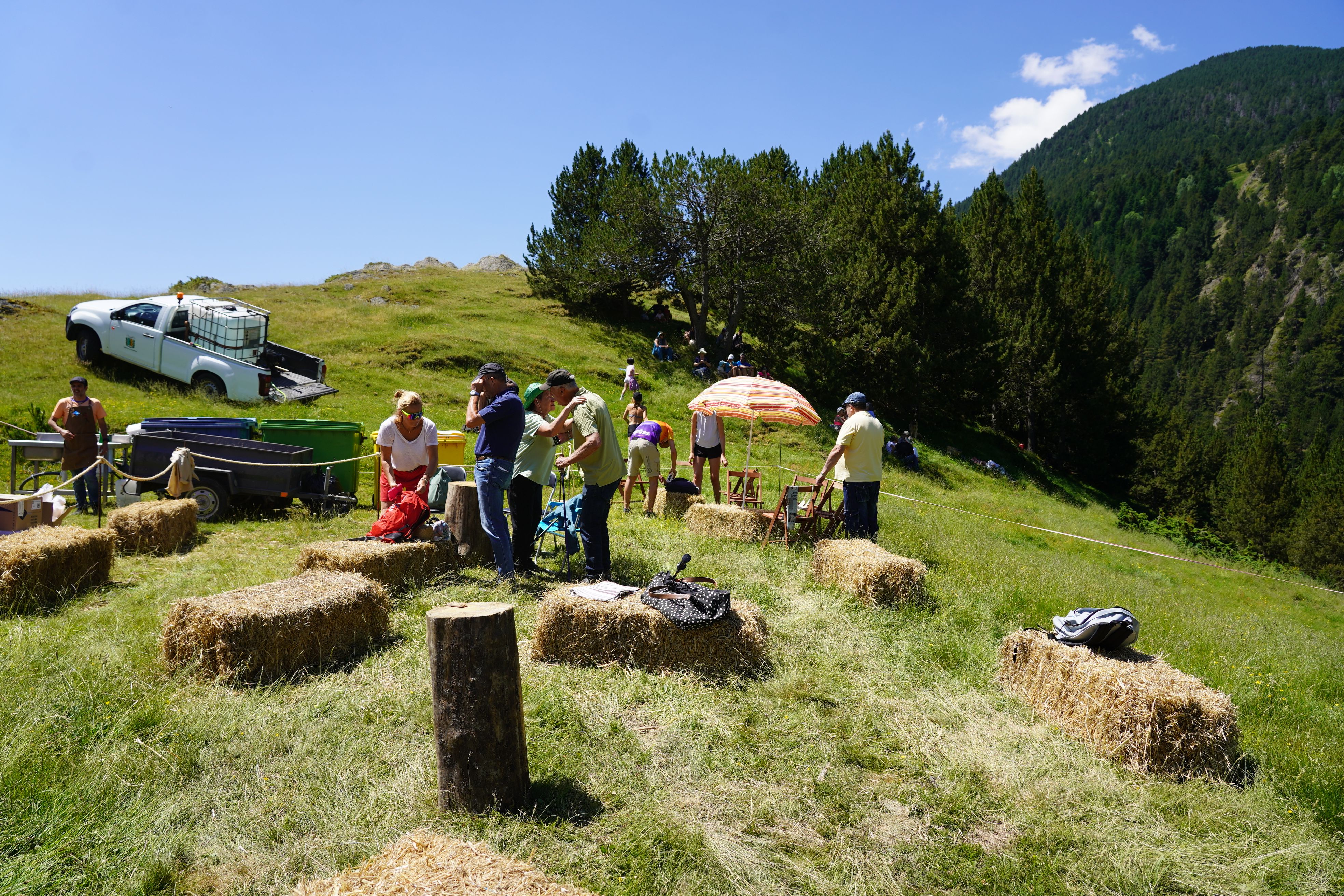 Els primers en arribar a la vall. Els primers en arribar a la vall.