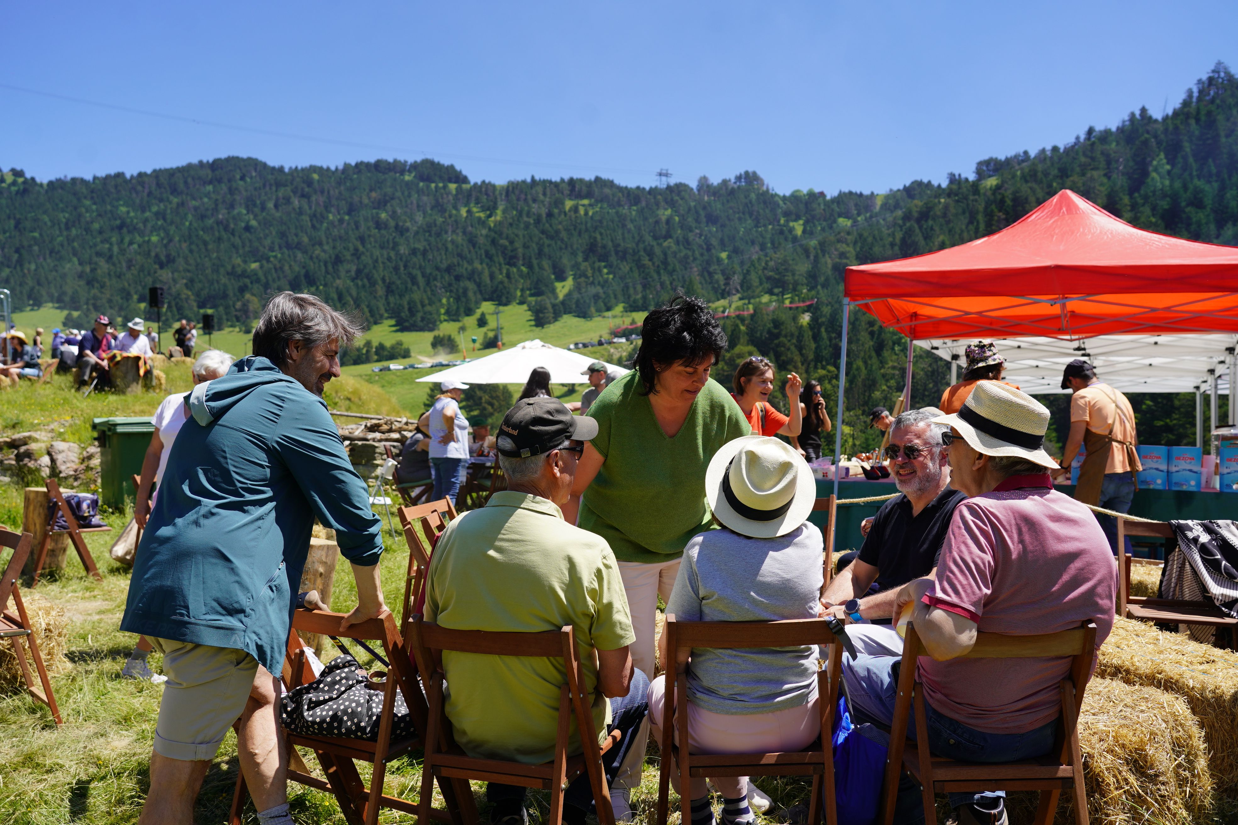 Arribada de la cònsol major, Eva Sansa, a Setúria. Arribada de la cònsol major, Eva Sansa, a Setúria.
