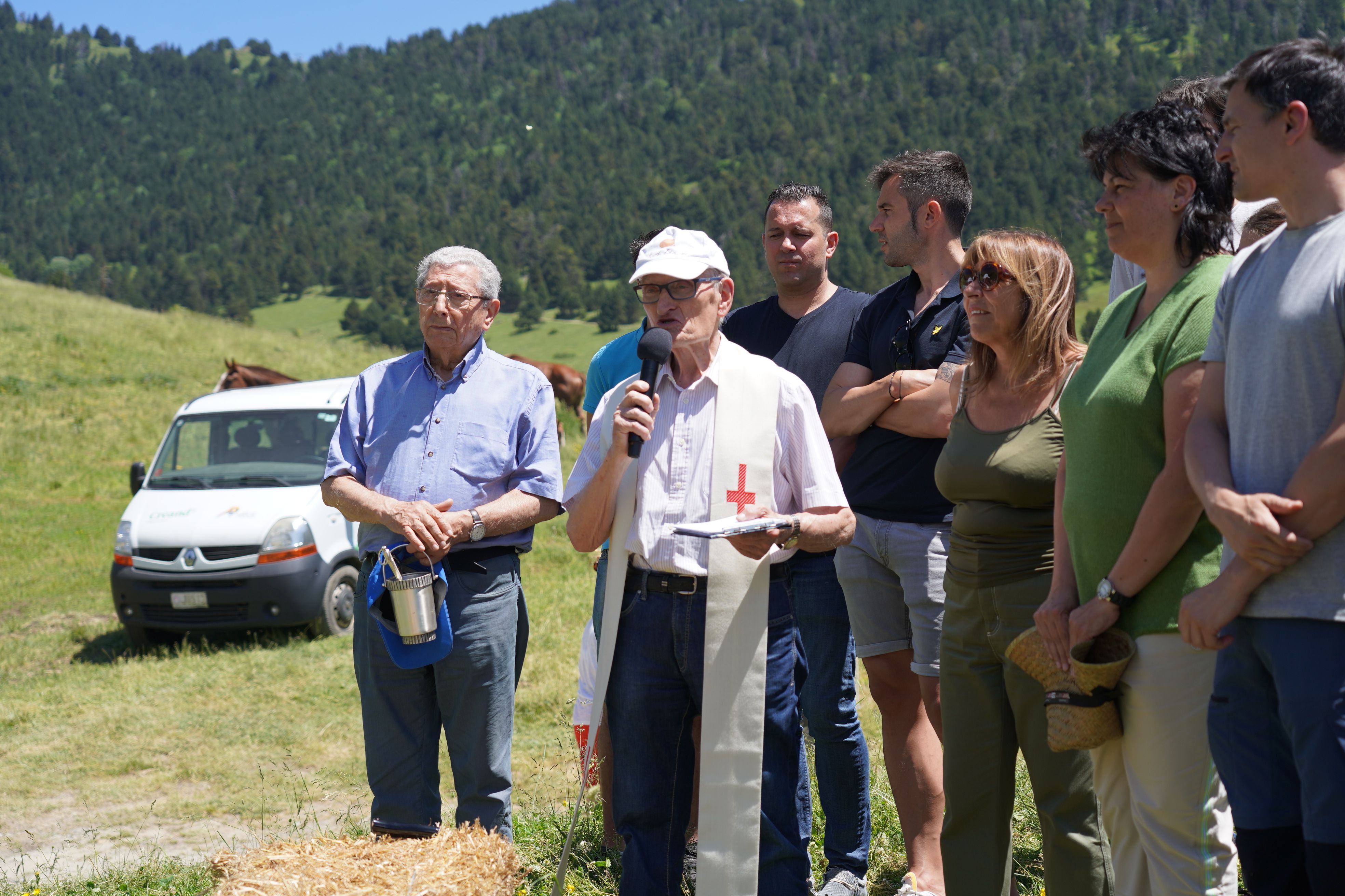 El mossèn Sàrries fent la benedicció. El mossèn Sàrries fent la benedicció.