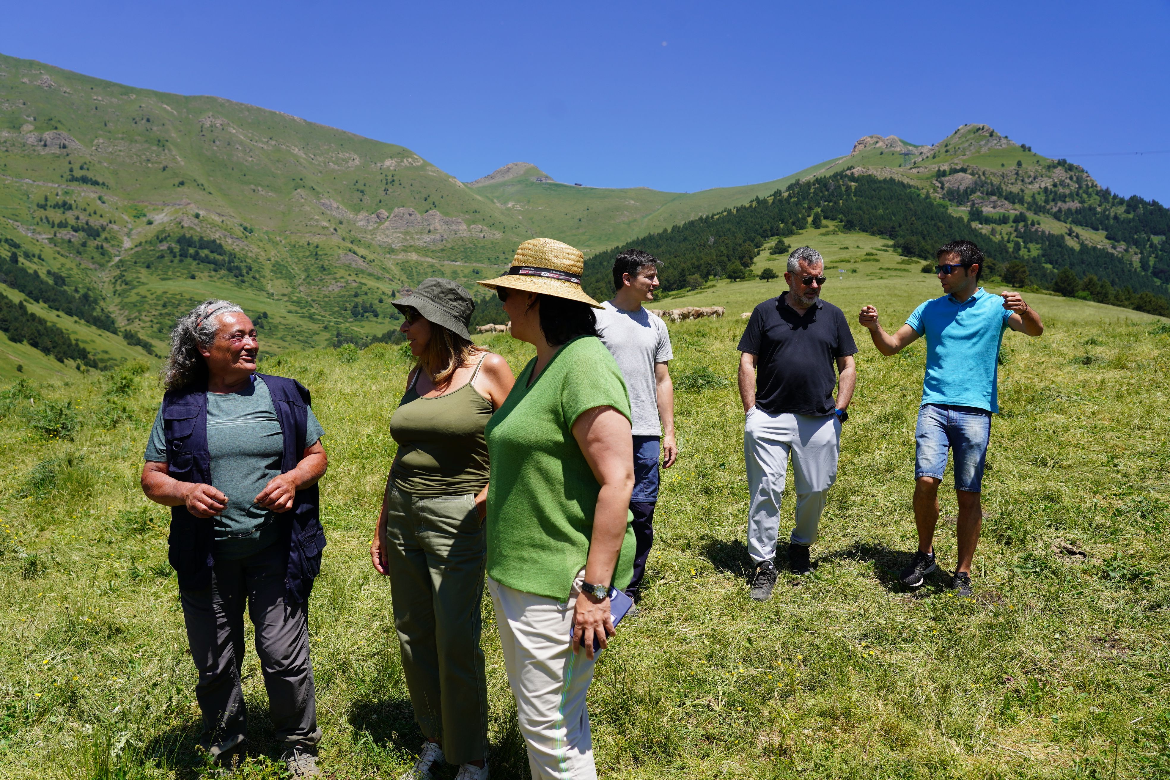 La Rosa, parlant amb la ministra Marsol i la cònsol major. La Rosa, parlant amb la ministra Marsol i la cònsol major.