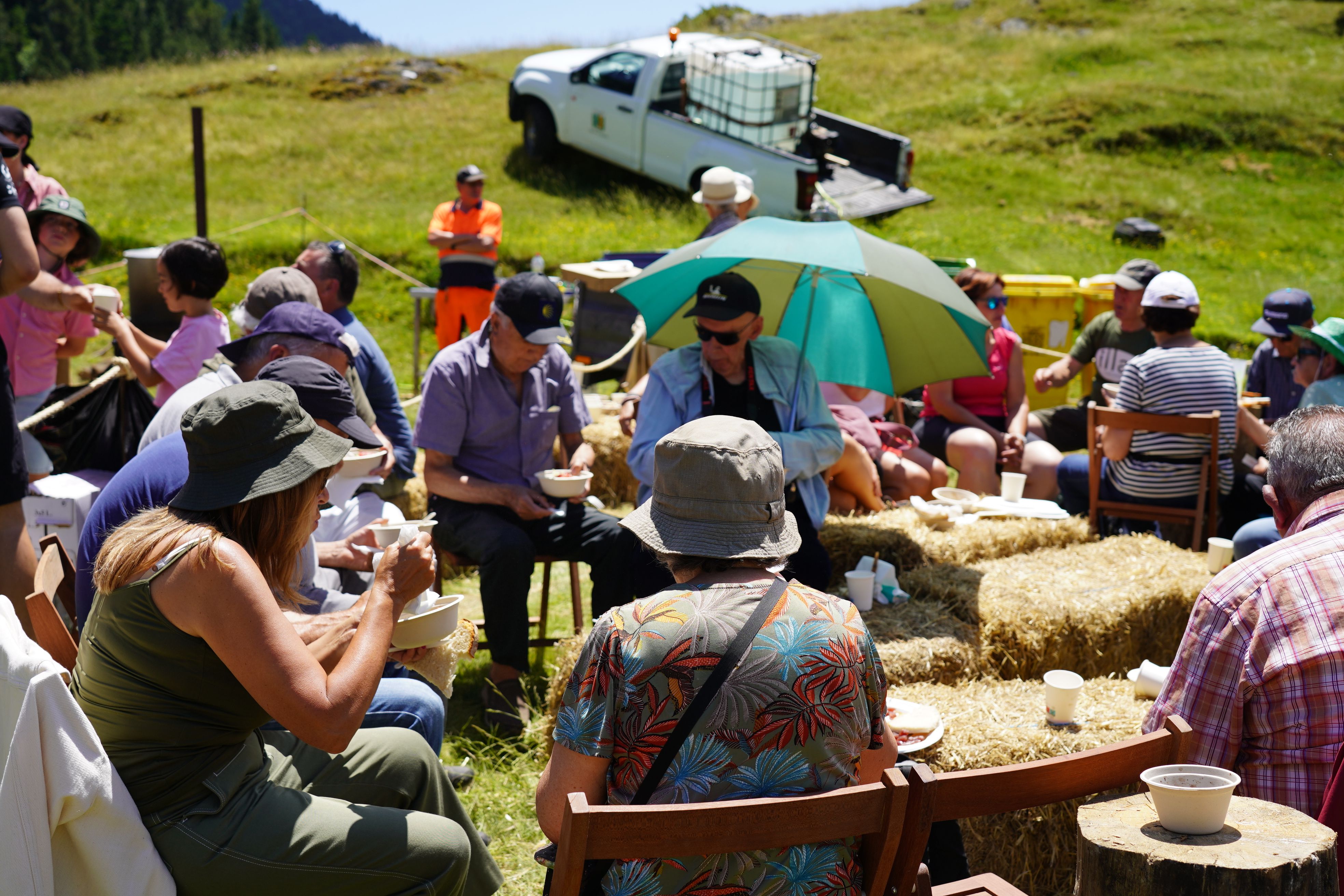 Un instant del dinar popular. Un instant del dinar popular.
