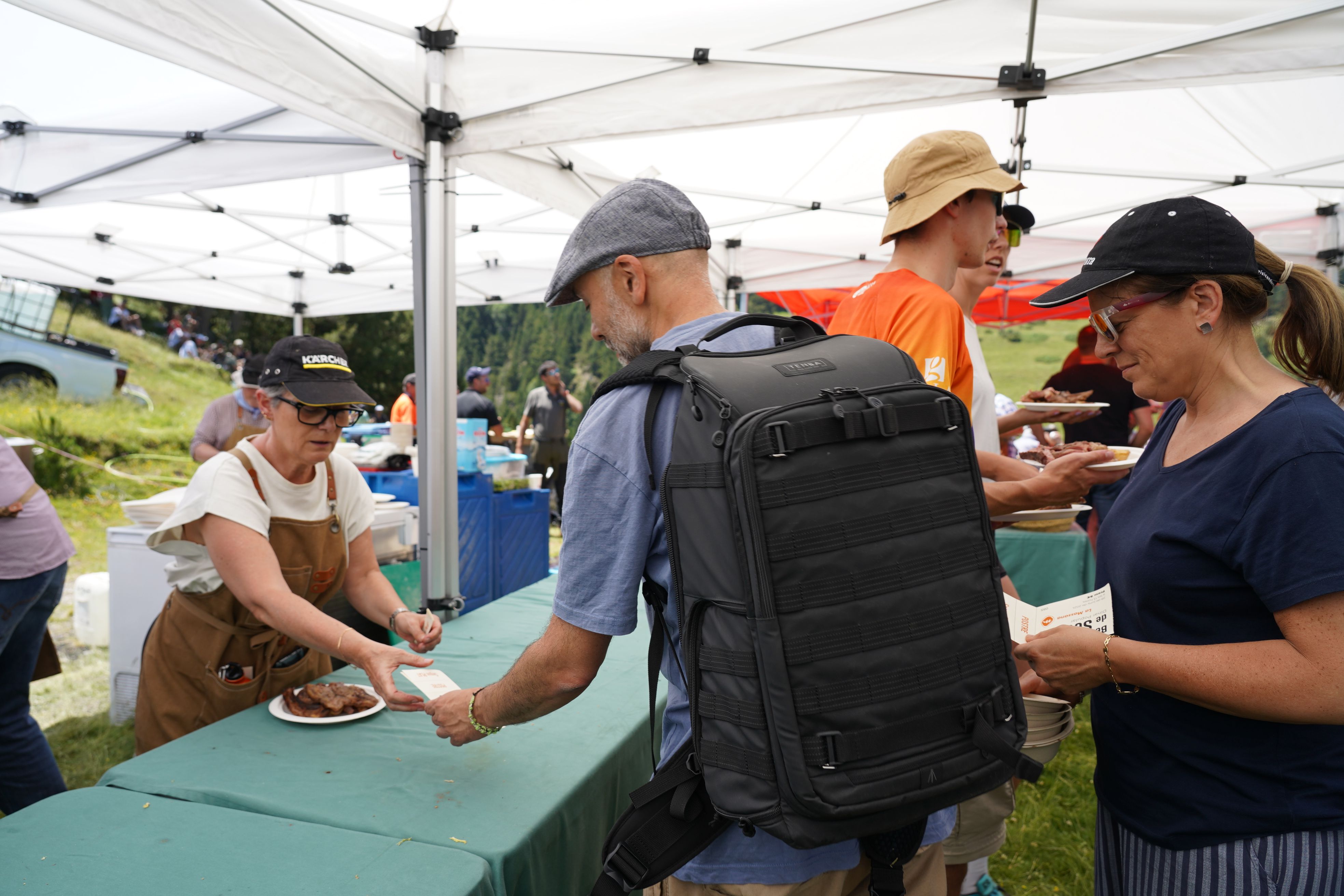 Recollint els plats. Recollint els plats.