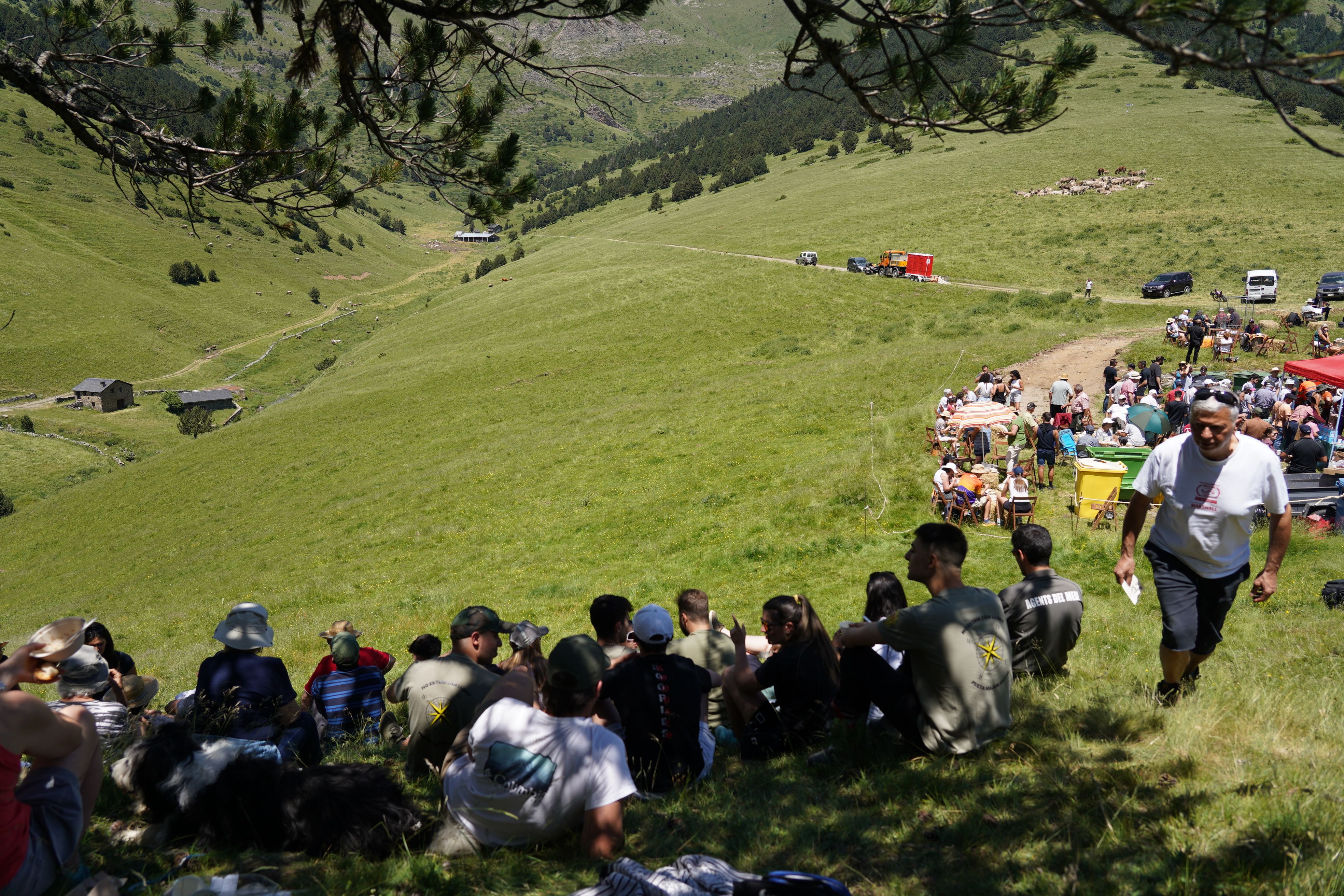 La gent menjant a l'ombra. La gent menjant a l'ombra.