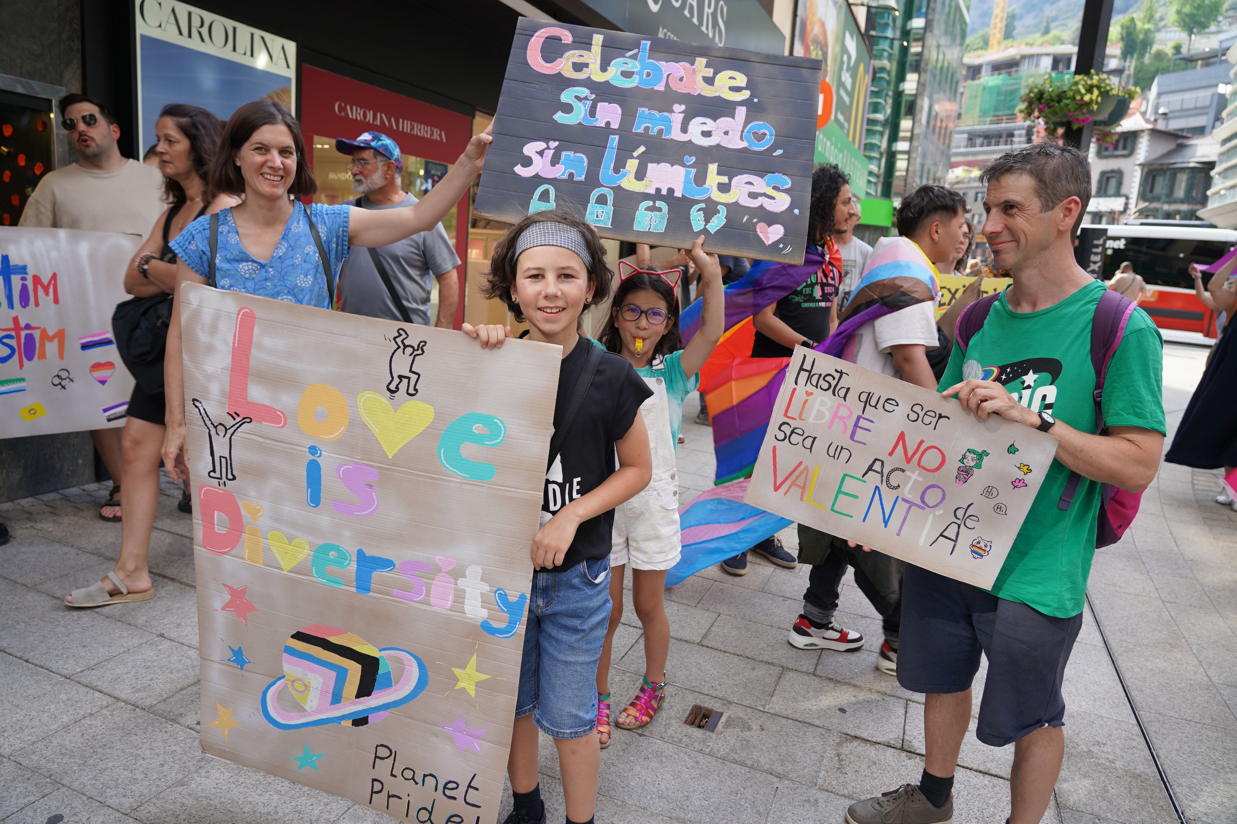 Una familia durant la marxa.