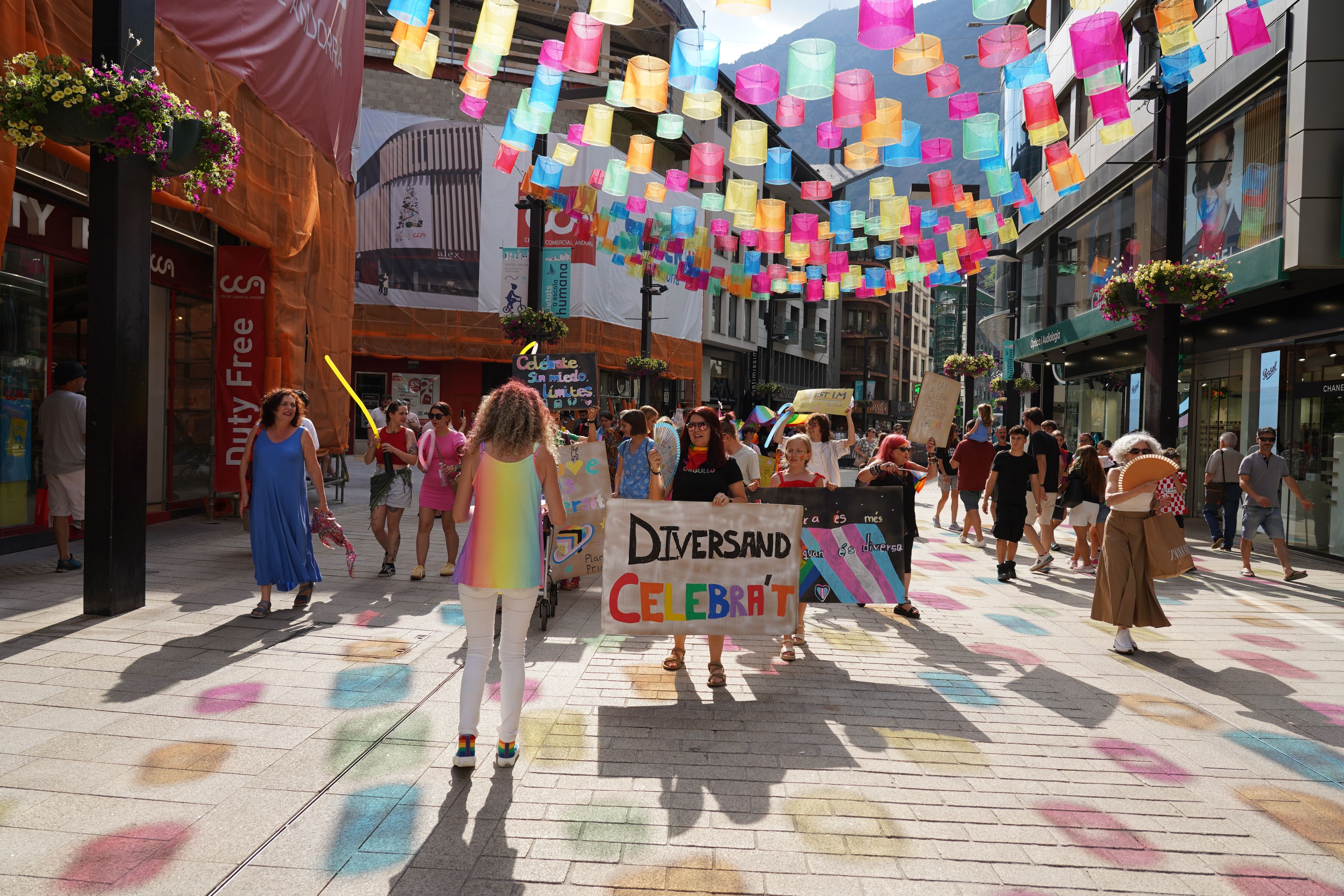 L'avinguda Meritxell ben colorida.