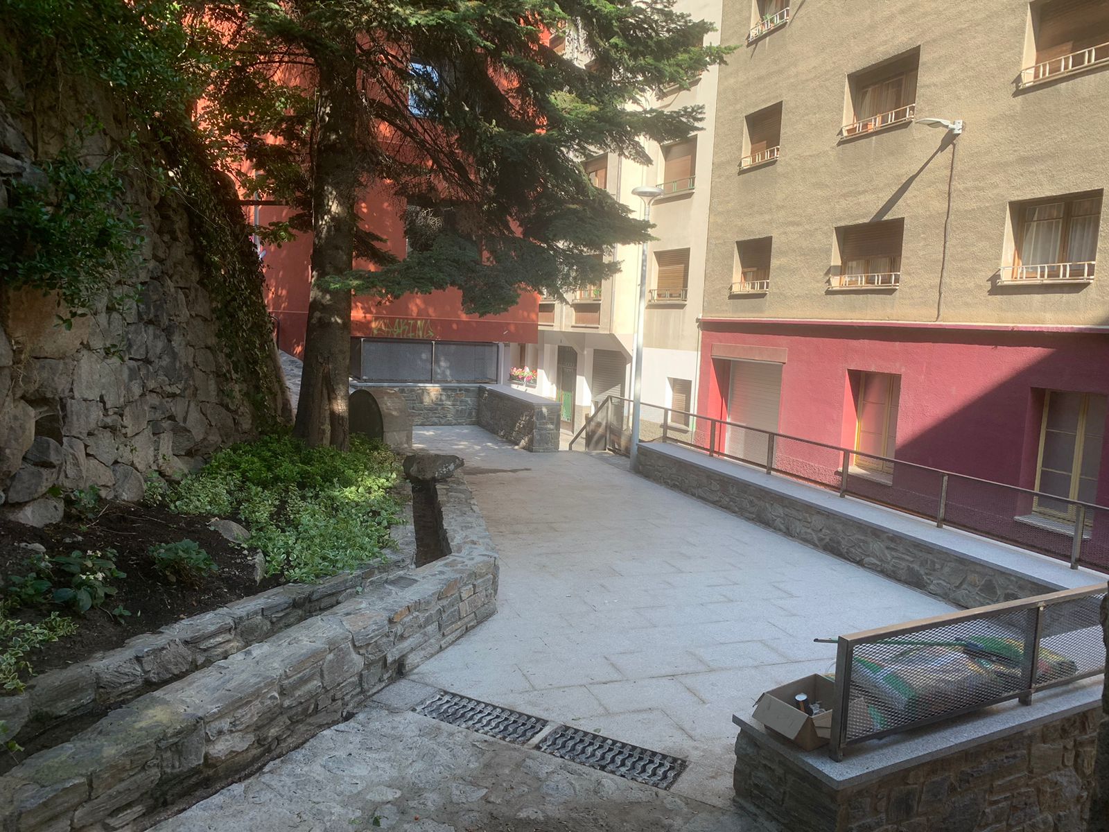 Zona exterior de la borda Gabriel, a Escaldes.