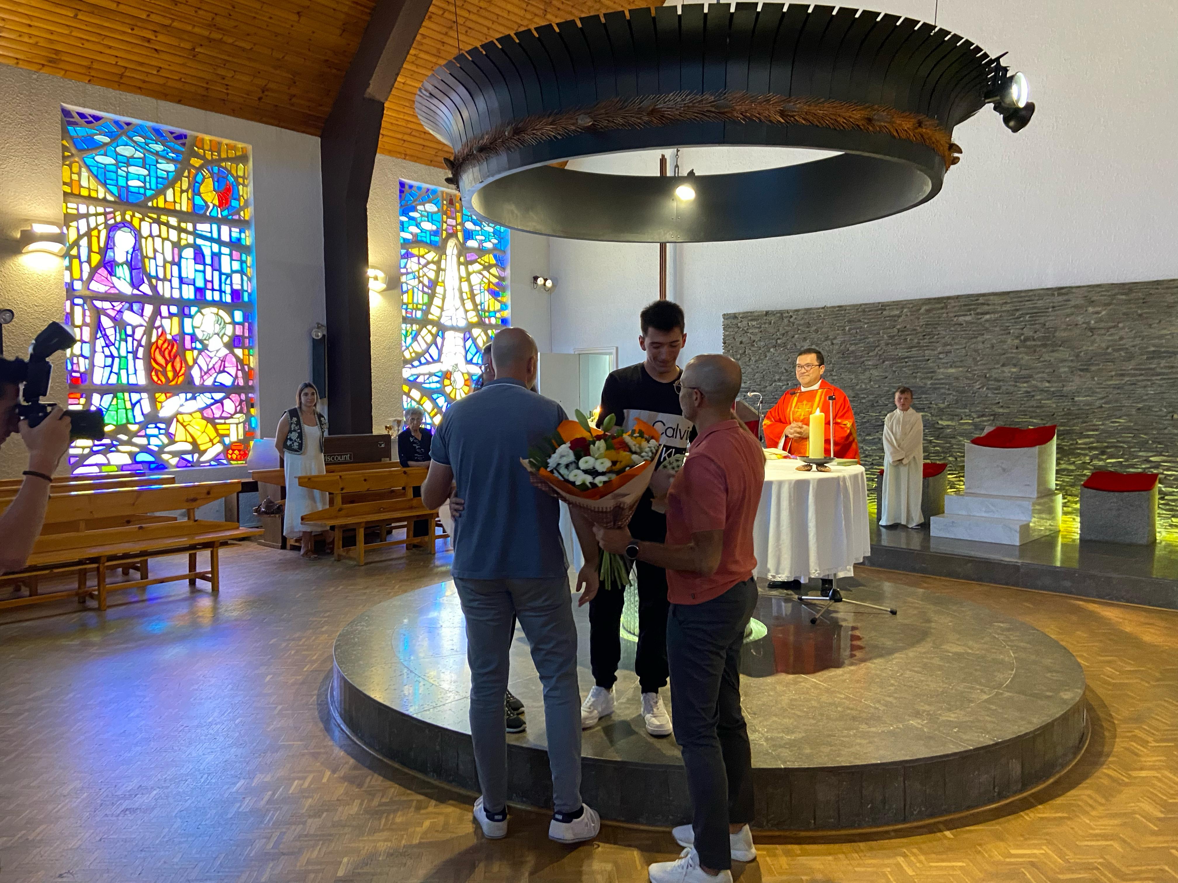 Fernández i Sans, lliurant un ram de flors i un obsequi a la família del finat.