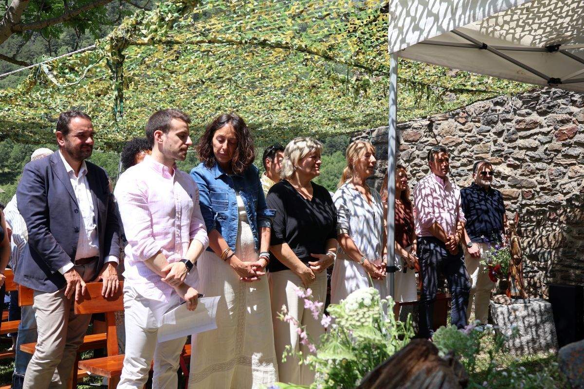 Els dos cònsols i la subsíndica, entre les autoritats presents a la missa.