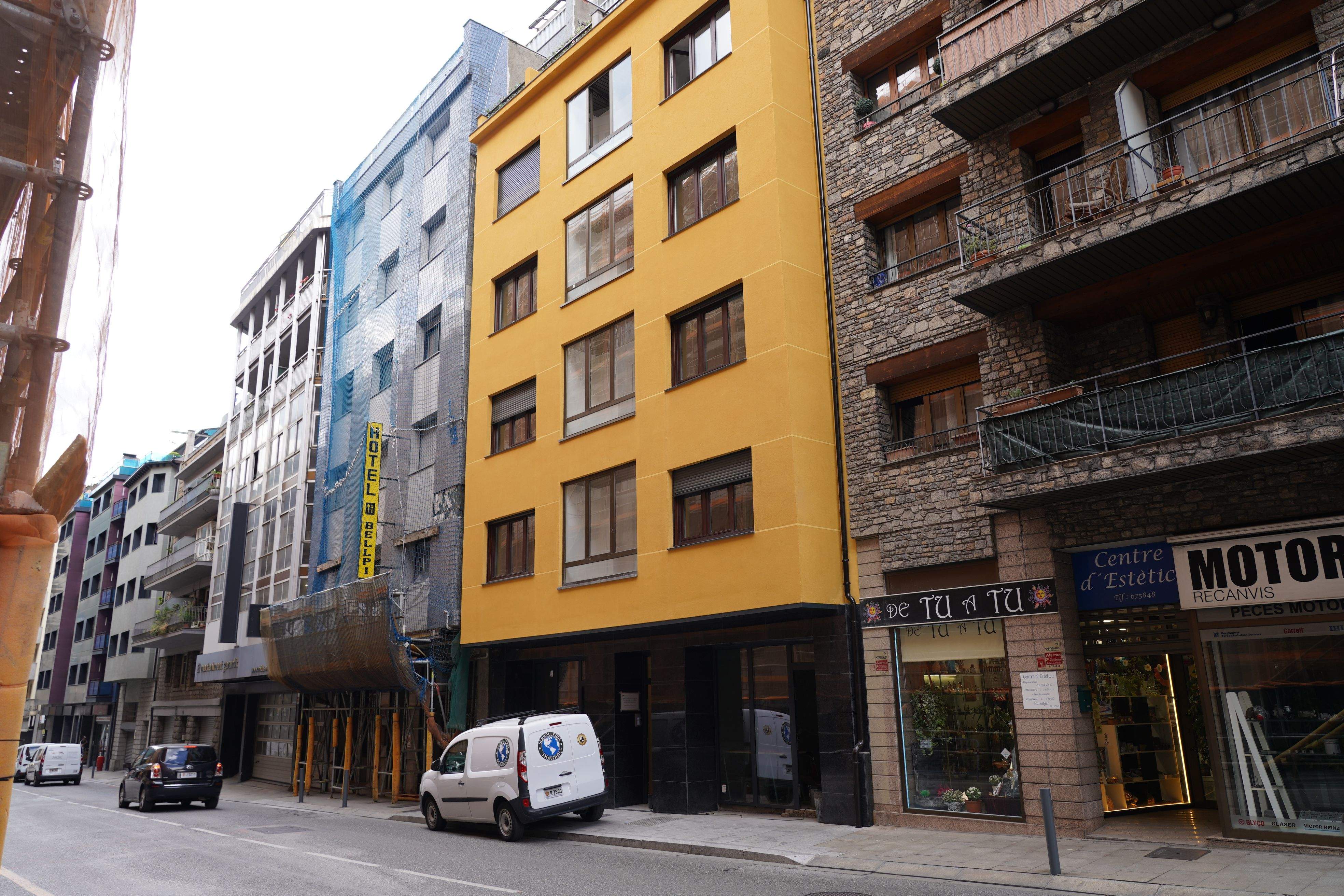 Imatge del bloc en qüestió aquesta tarda amb una furgoneta de la Serralleria Mundial al davant.