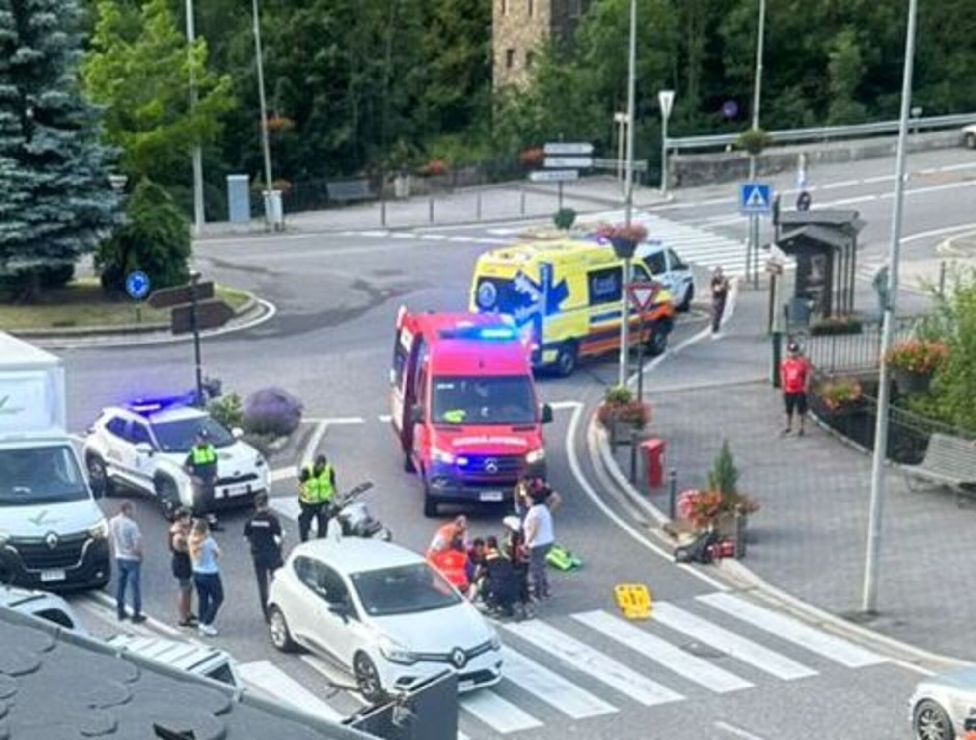 Els serveis sanitaris i d'emergència atenent el ferit. Els serveis sanitaris i d'emergència atenent el ferit.