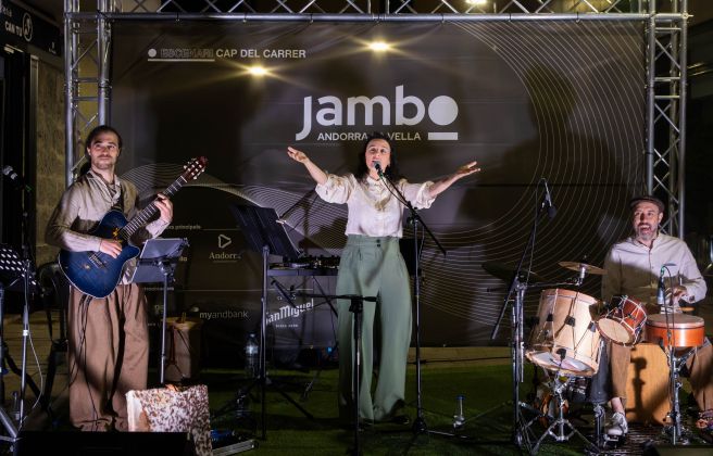 El grup 'Engrunes Seques' actuant al Jambo. El grup 'Engrunes Seques' actuant al Jambo.