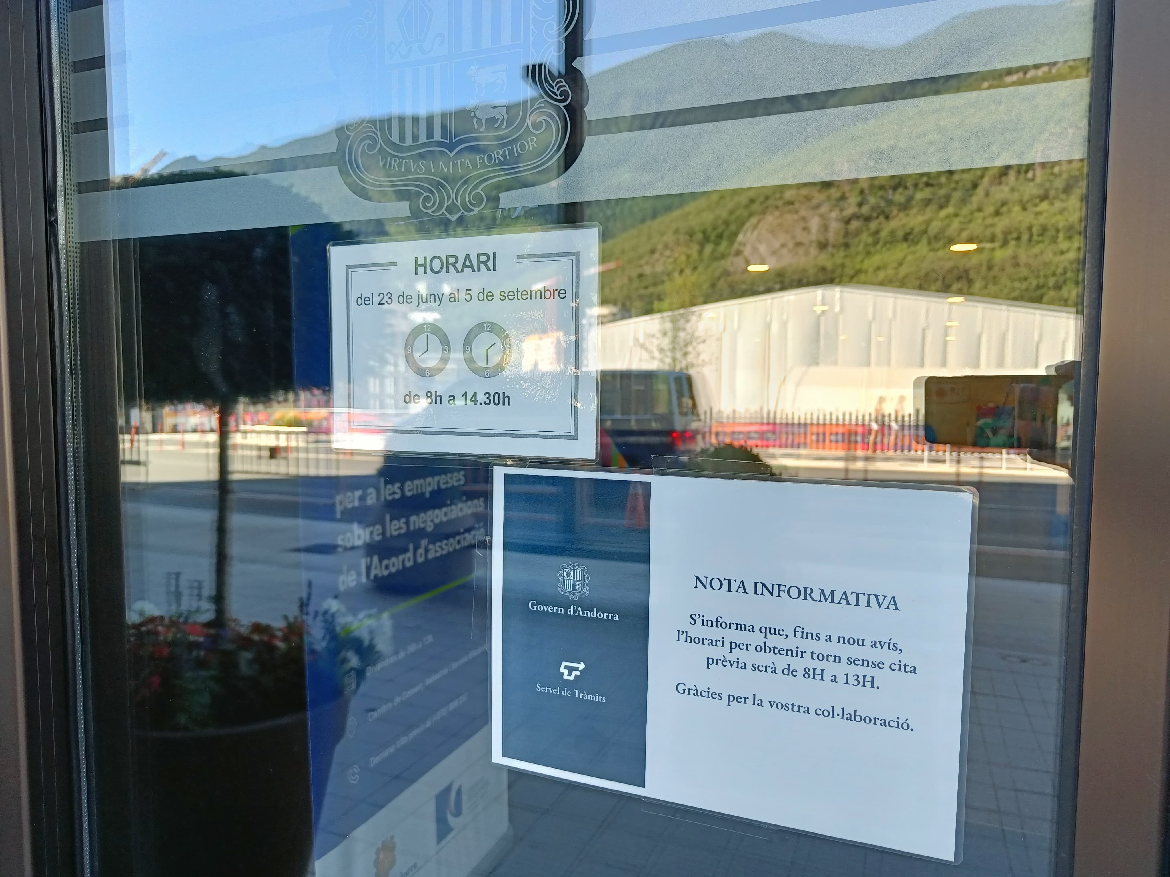 La nota informativa que informa de l'horari.