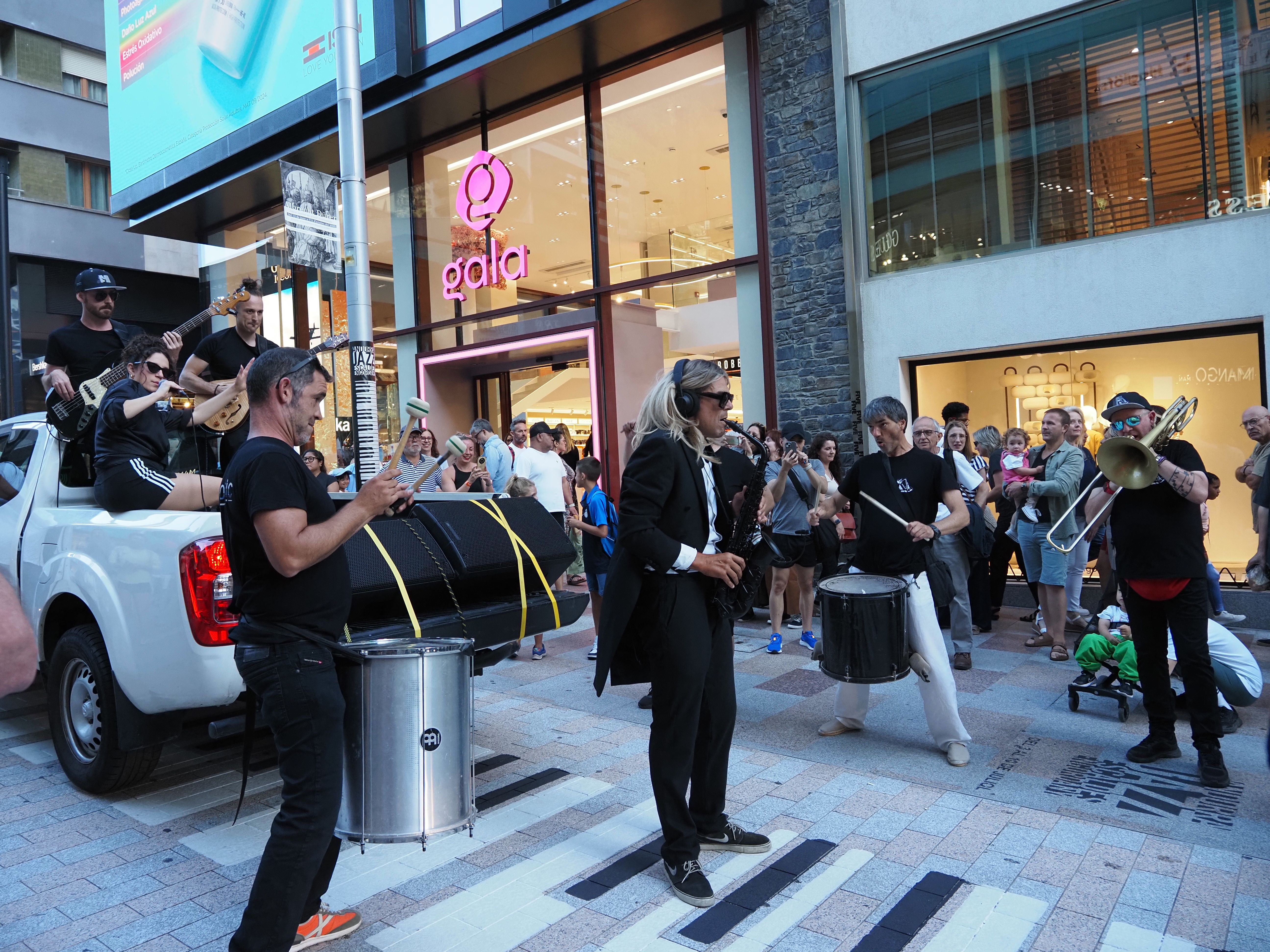 Un instant de la rua de Llibert Fortuny i la Golden XXS Beatband. Un instant de la rua de Llibert Fortuny i la Golden XXS Beatband.