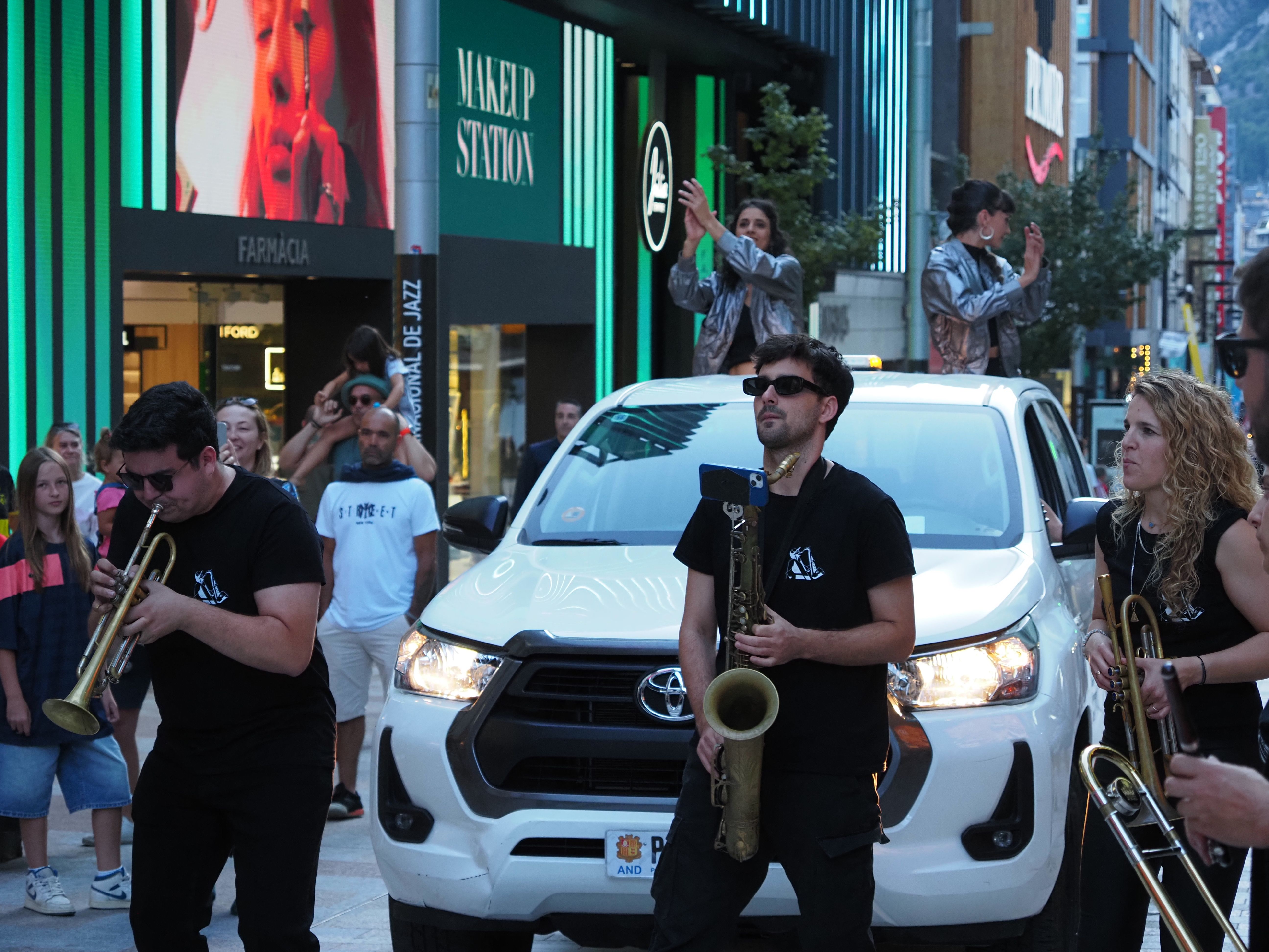 Un instant de la rua de Llibert Fortuny i la Golden XXS Beatband. Un instant de la rua de Llibert Fortuny i la Golden XXS Beatband.