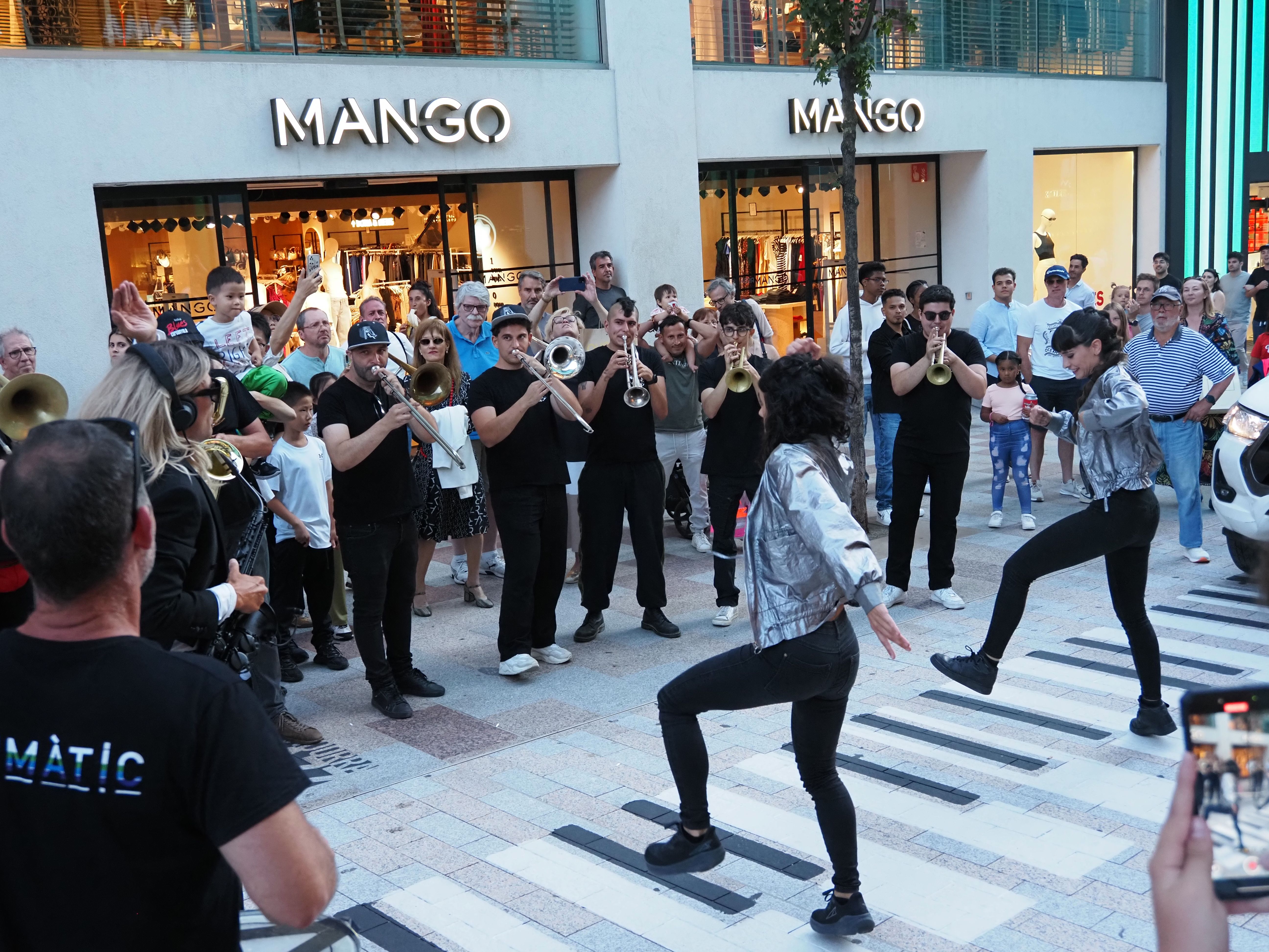 Ballant al ritme de la música. Ballant al ritme de la música.