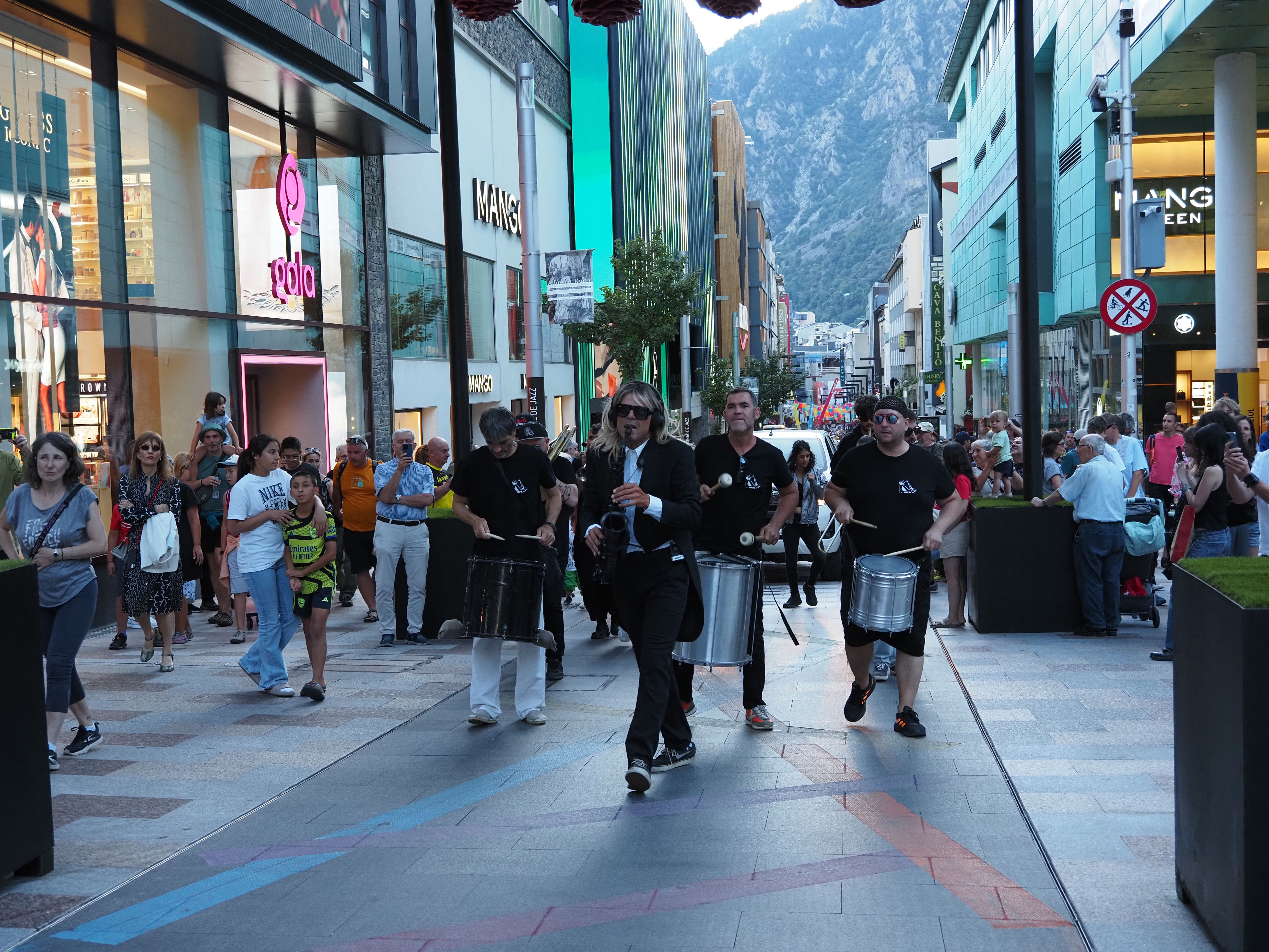 Els músics pujant per l'avinguda Carlemany. Els músics pujant per l'avinguda Carlemany.