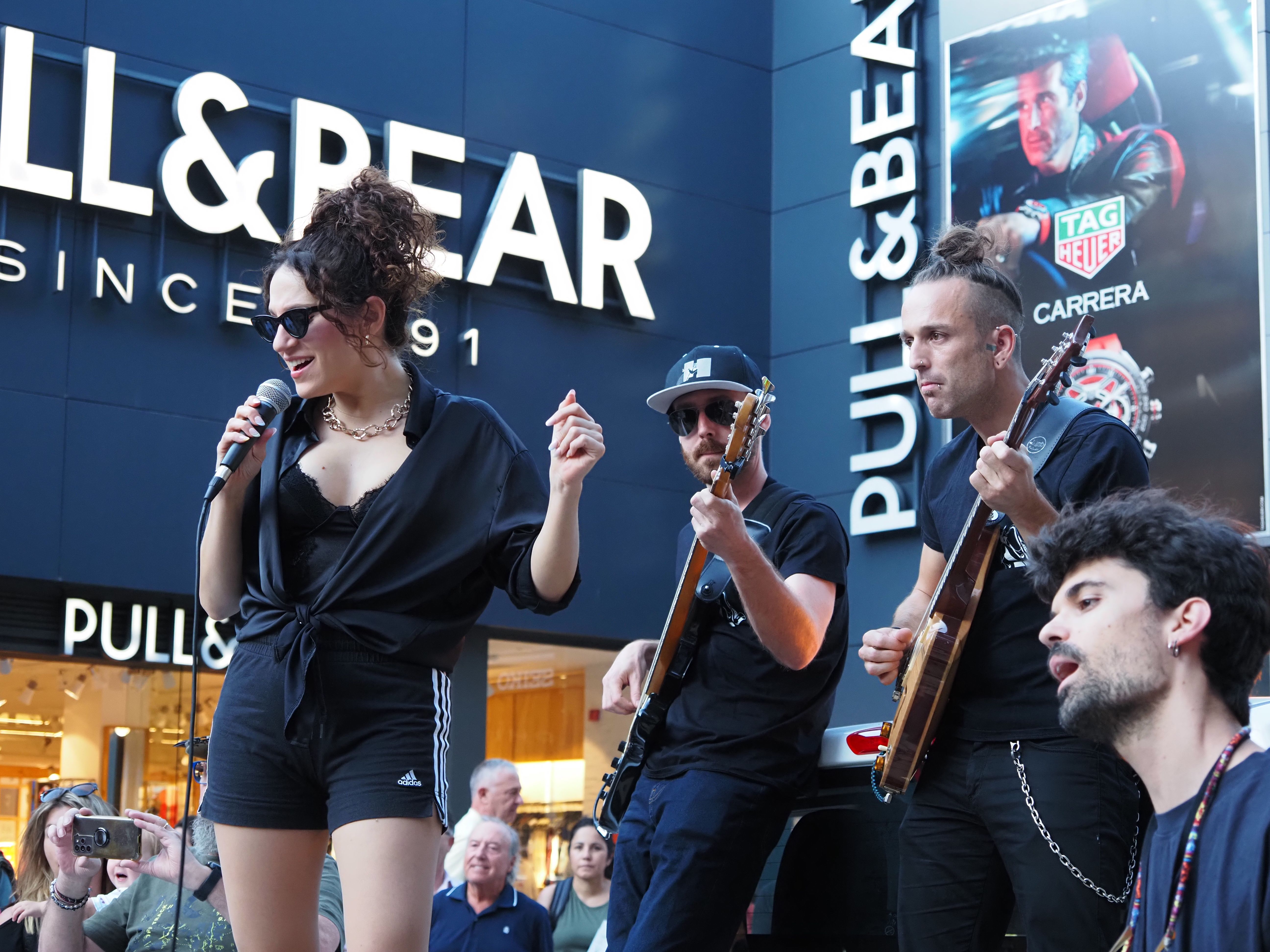 Un instant de la rua de Llibert Fortuny i la Golden XXS Beatband. Un instant de la rua de Llibert Fortuny i la Golden XXS Beatband.