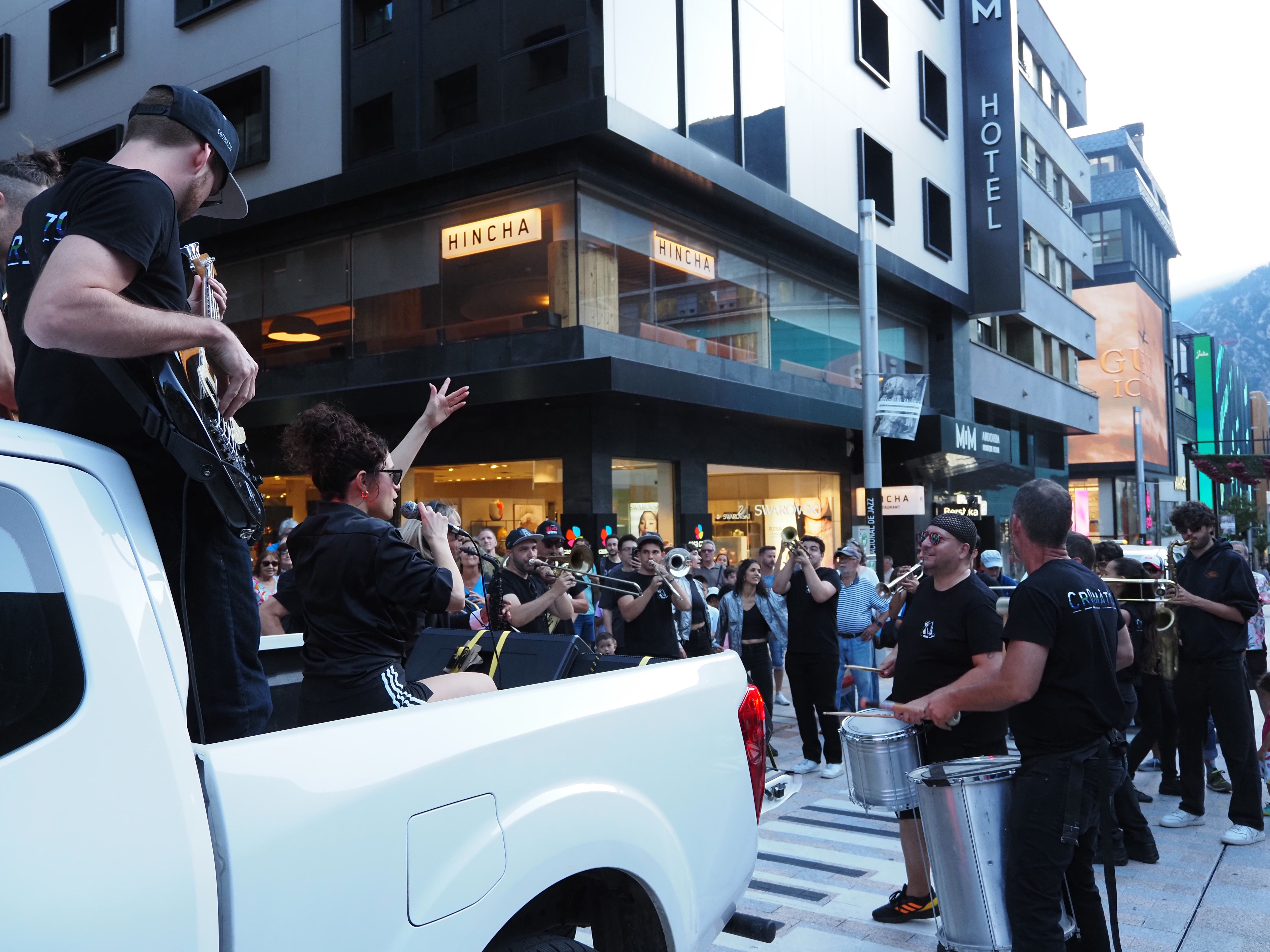 Un instant de la rua de Llibert Fortuny i la Golden XXS Beatband. Un instant de la rua de Llibert Fortuny i la Golden XXS Beatband.