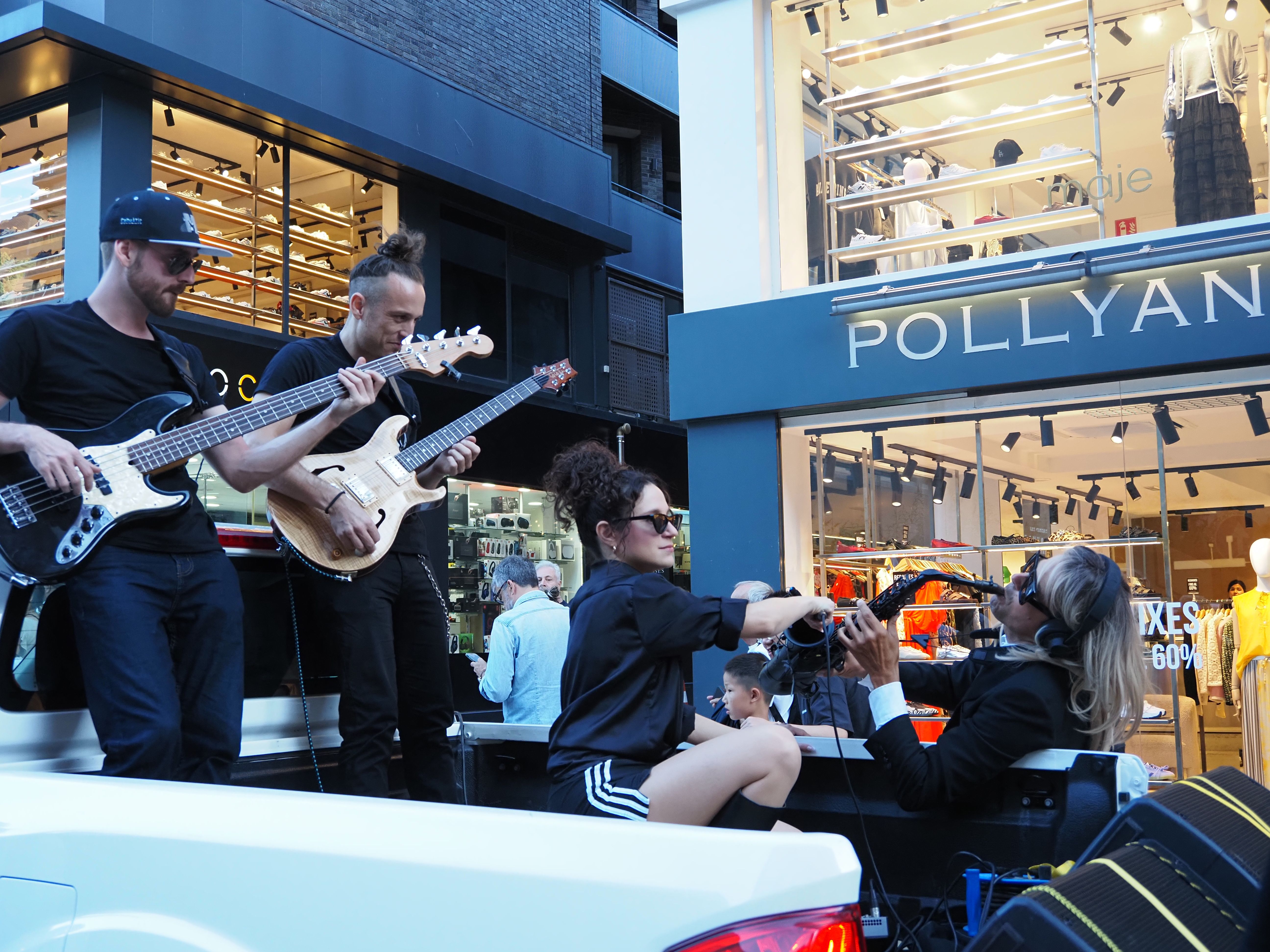 Fortuny exhibint-se amb el saxo. Fortuny exhibint-se amb el saxo.