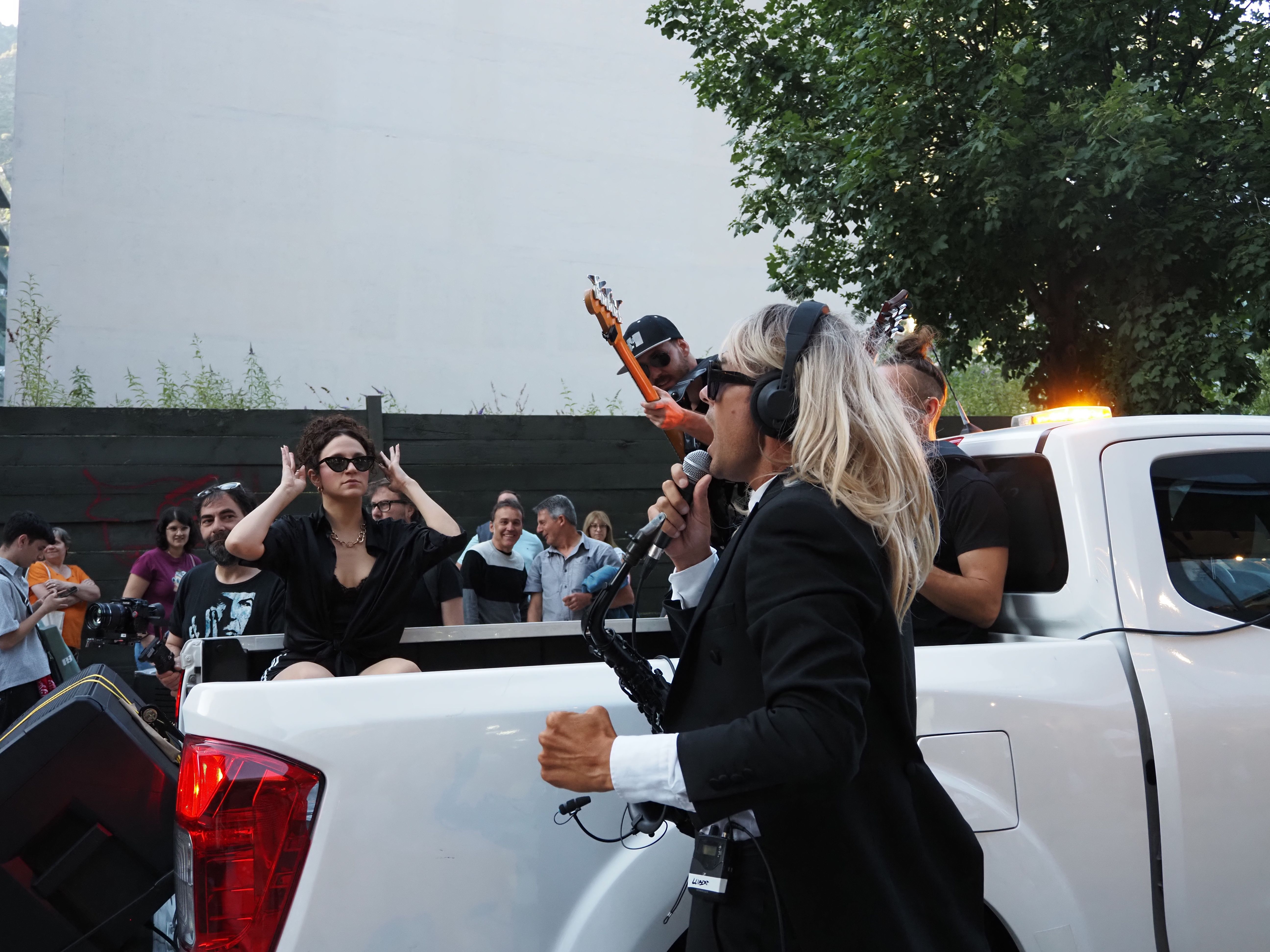 Un instant de la rua de Llibert Fortuny i la Golden XXS Beatband. Un instant de la rua de Llibert Fortuny i la Golden XXS Beatband.