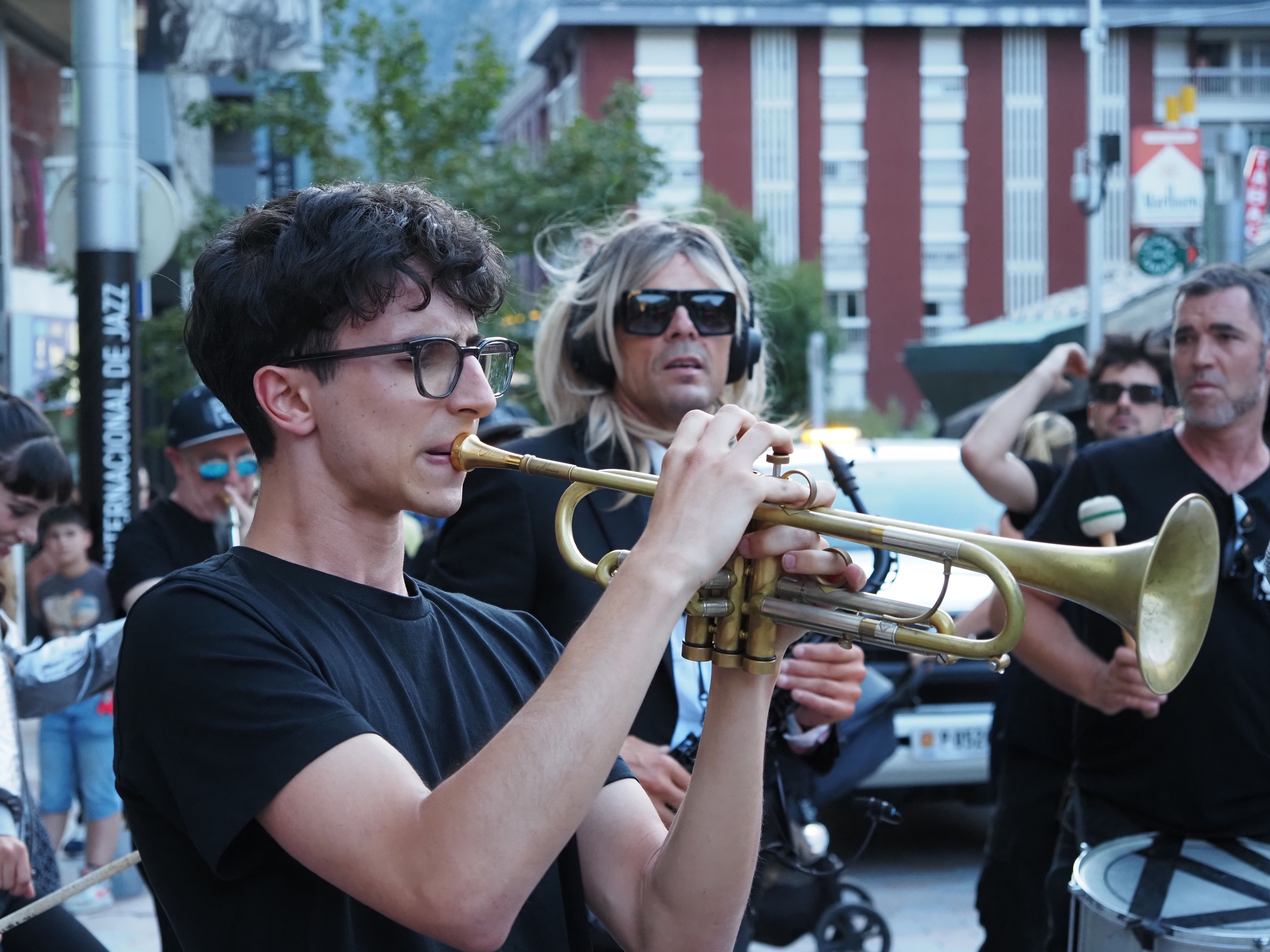Un dels trompetistes de la banda. Un dels trompetistes de la banda.