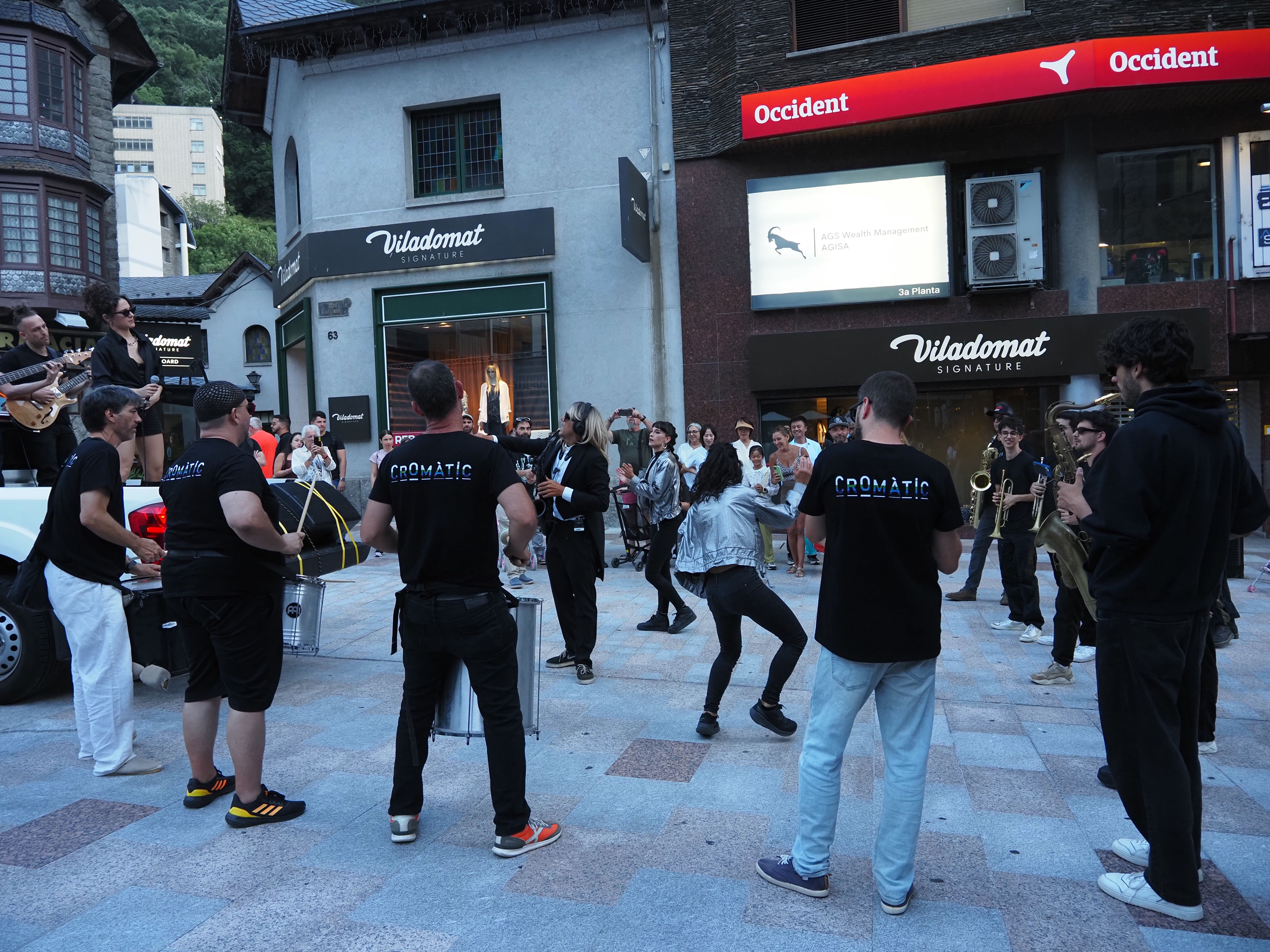 Els músics en arribar a la plaça Coprínceps. Els músics en arribar a la plaça Coprínceps.