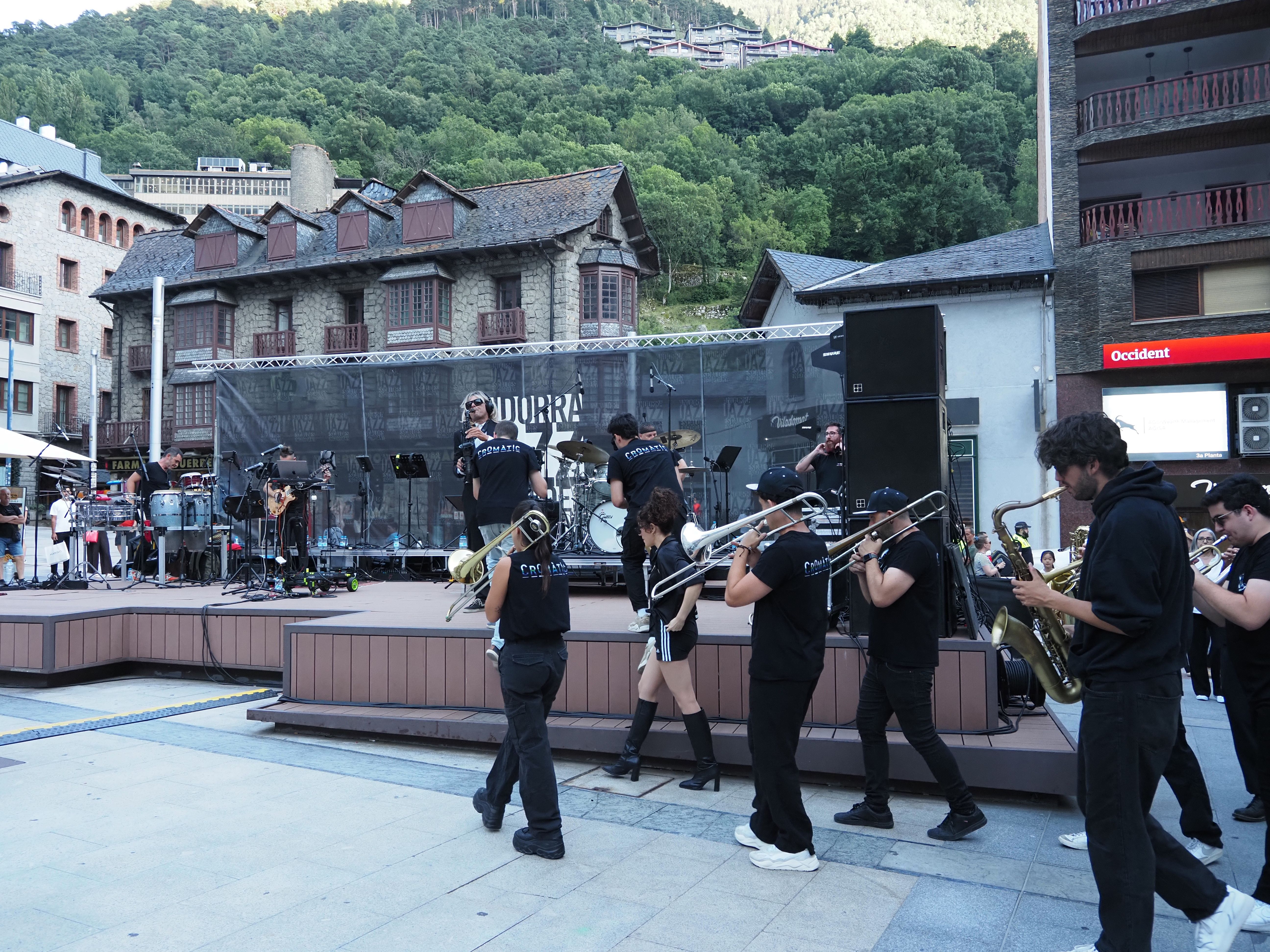 Els músics en arribar a la plaça Coprínceps. Els músics en arribar a la plaça Coprínceps.