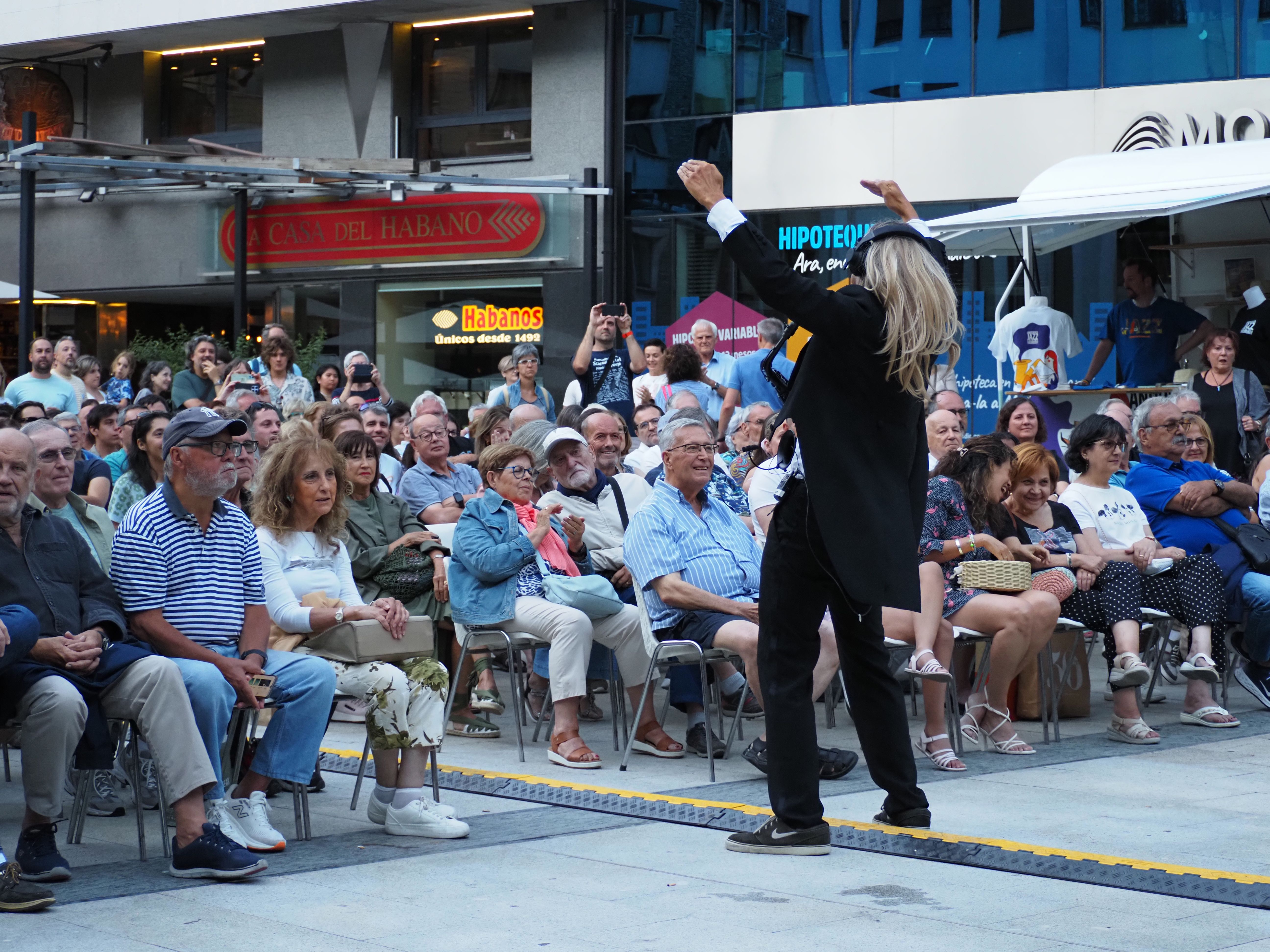 Fortuny animant el públic. Fortuny animant el públic.