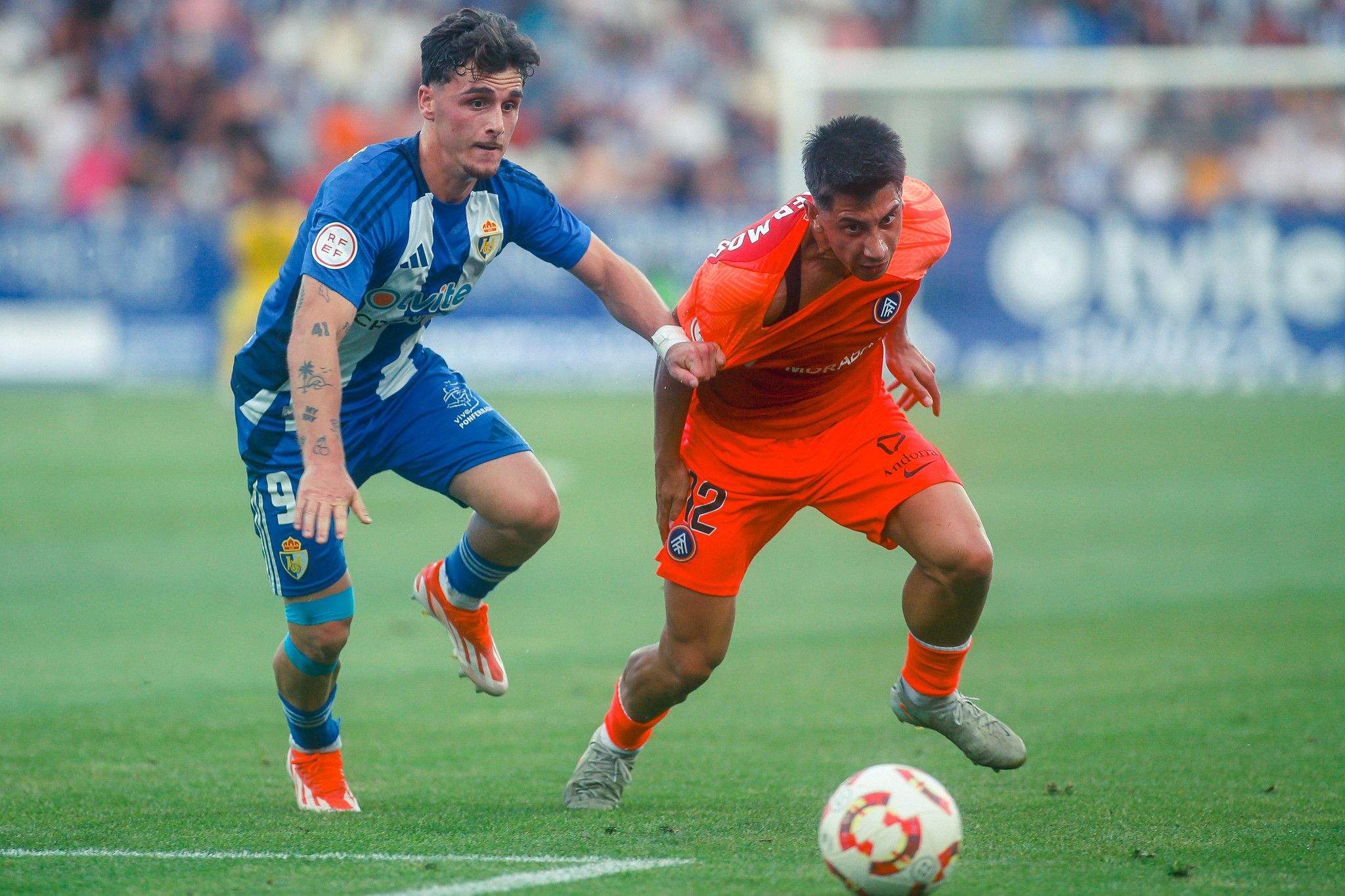 Yeray Cabanzón, durant la tornada de la final del play-off d'ascens frenant a Villahermosa. 