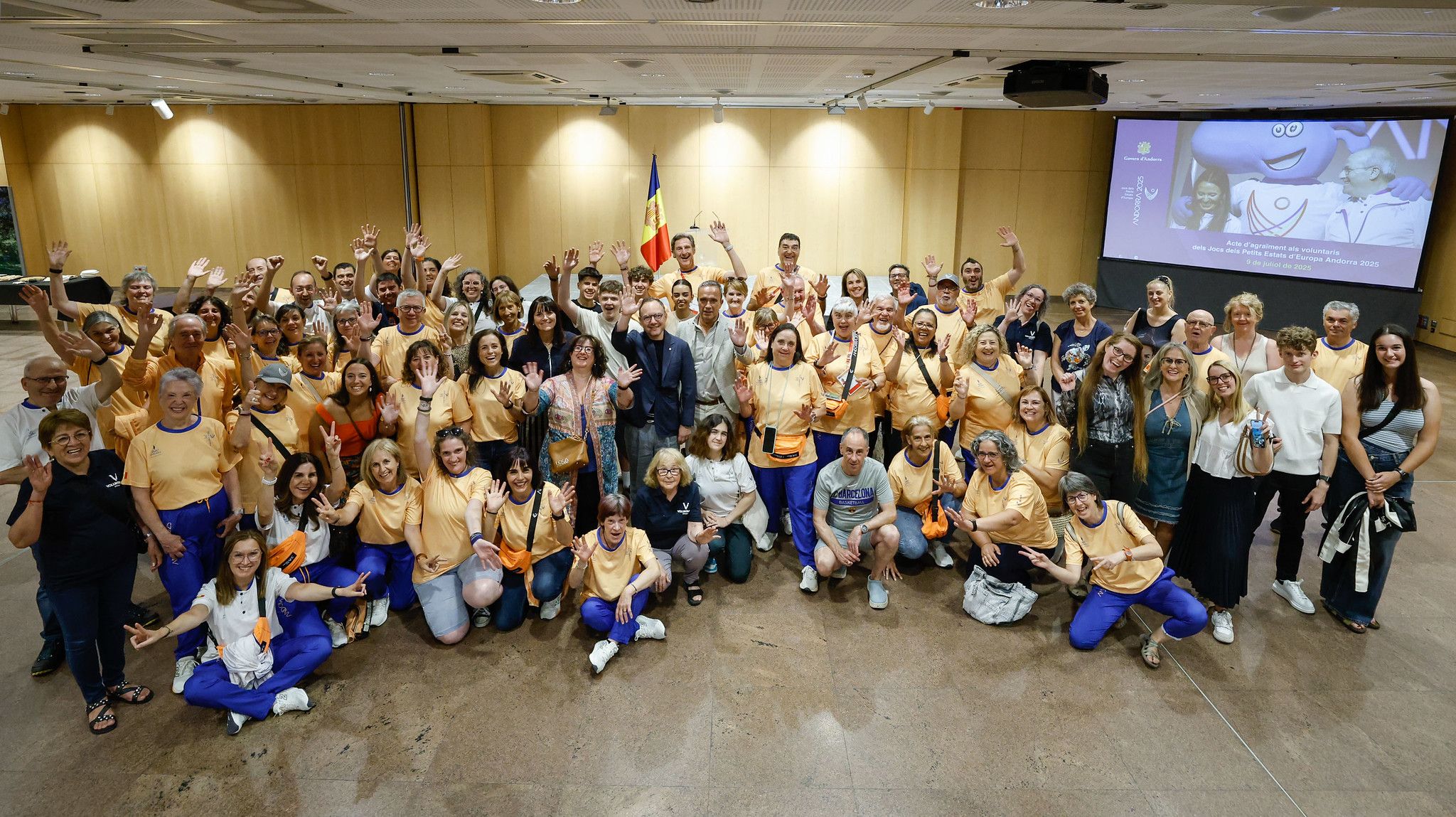 Fotografia de família de part dels voluntaris dels Jocs dels Petits Estats d’Europa 2025.