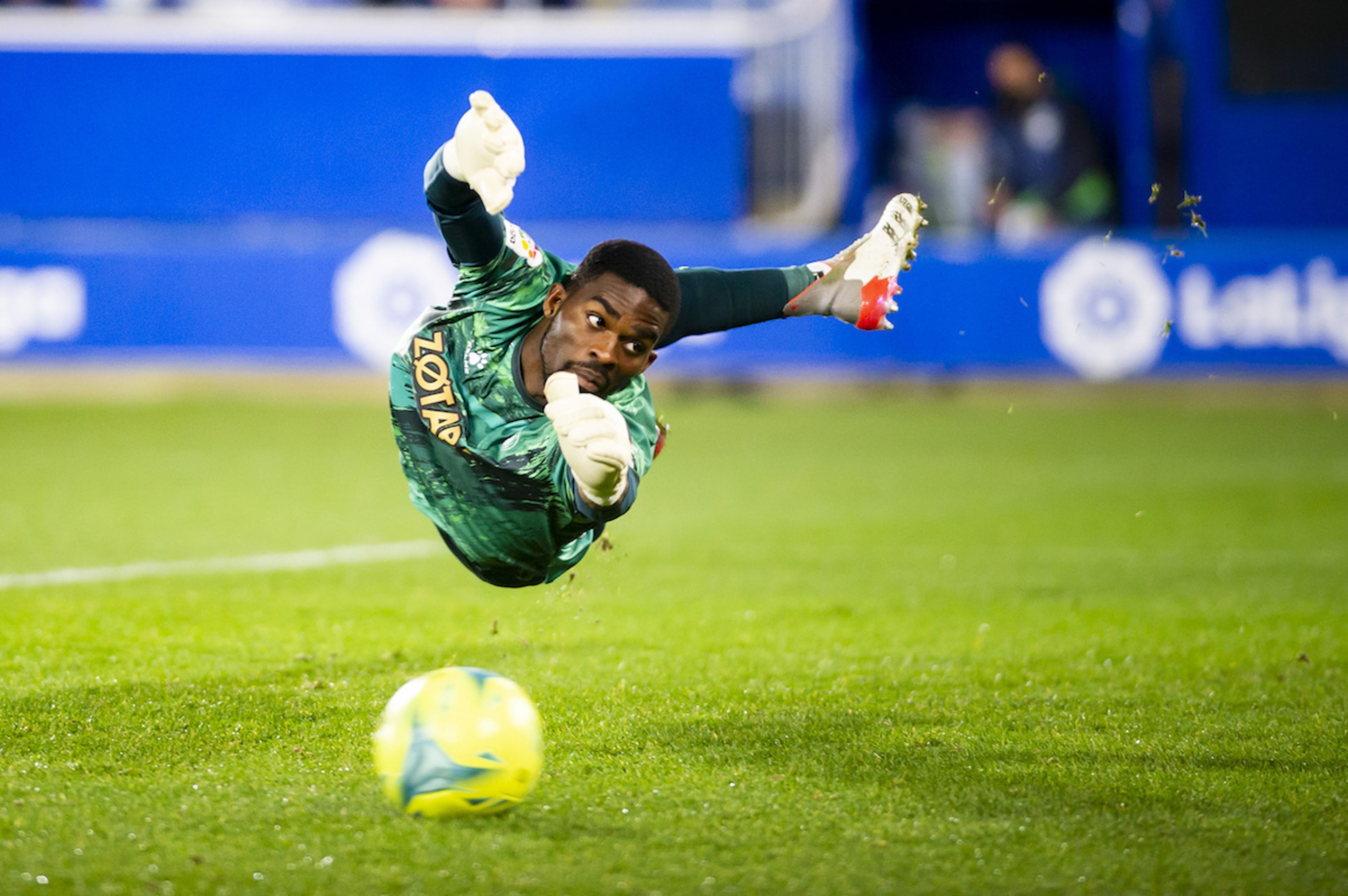 Una espectacular estirada d'Owono.