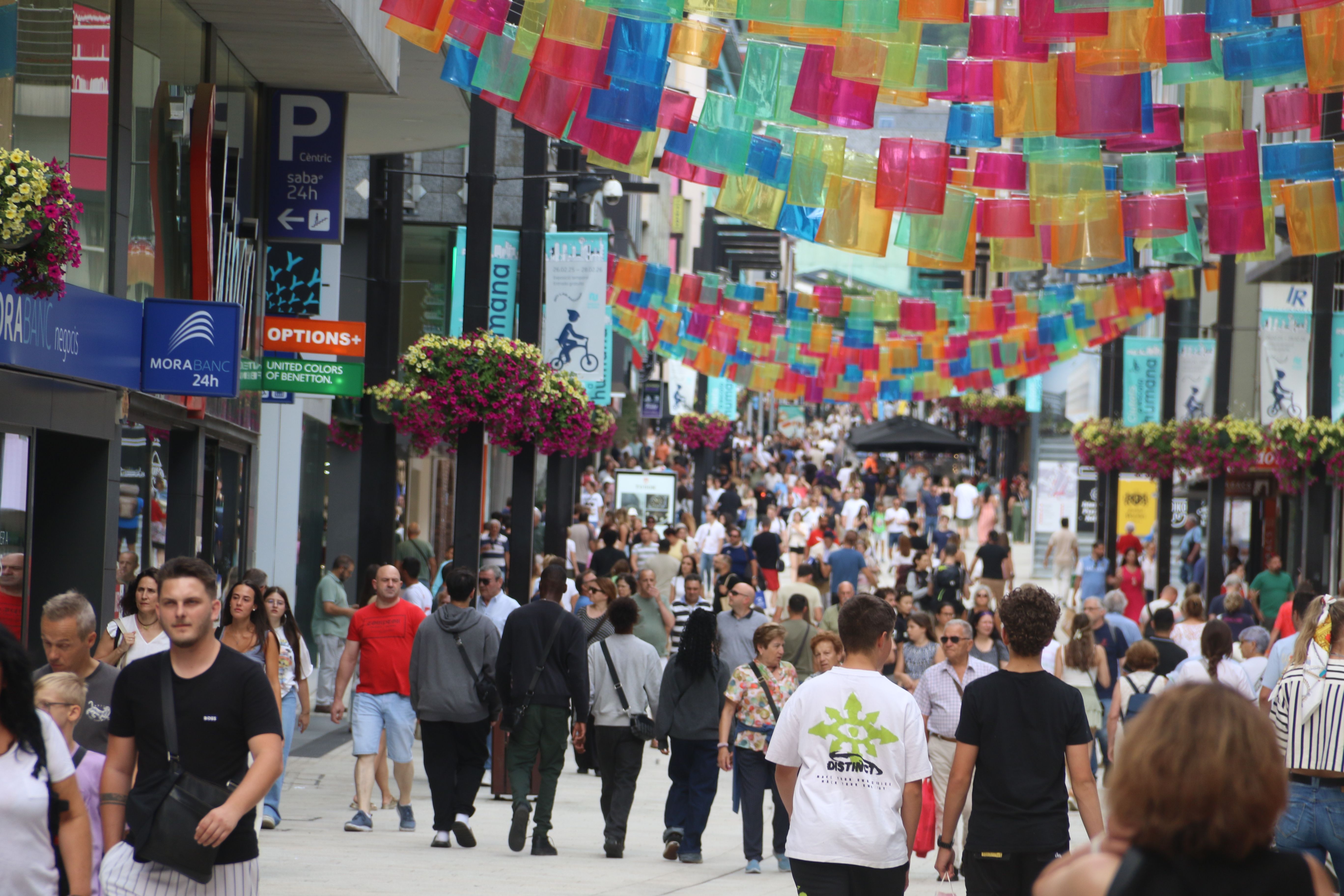 Turistes passetjant per l'avinguda Meritxell.