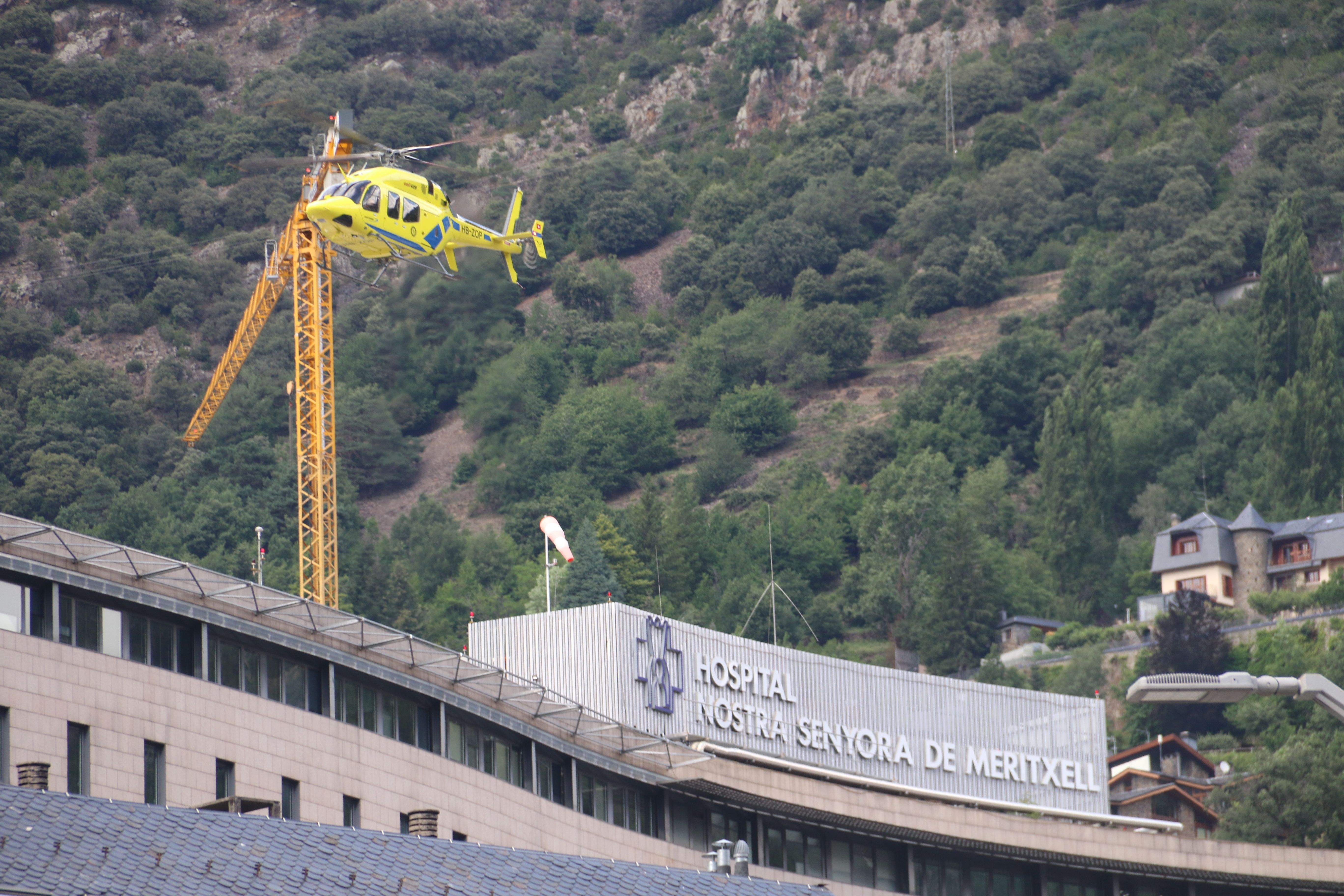 L'helicòpter aterrant a l'hospital. L'helicòpter aterrant a l'hospital.