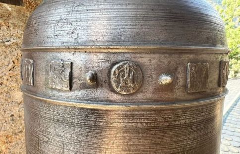 Una de les rèpliques de les campanes.